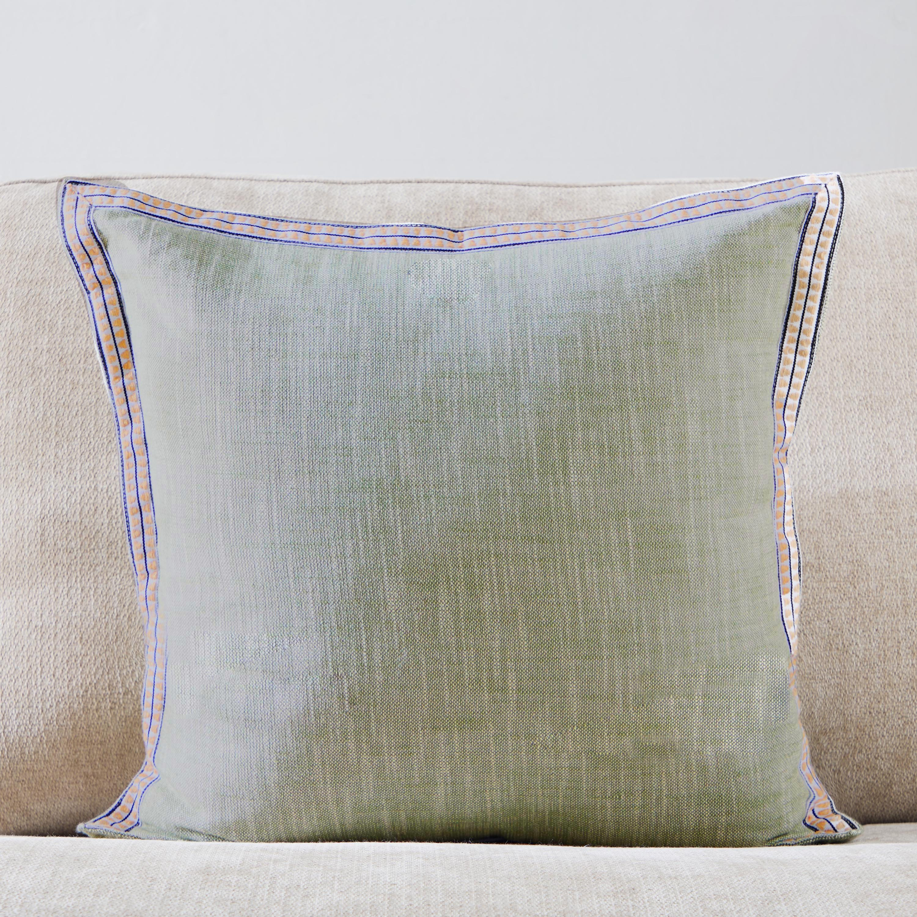 وسادة شامبراي محشوة مع حواف مطرزة فيردي من جرين أرتست - 50×50 سم-hbxhomeware-hbxbedroom-image-1