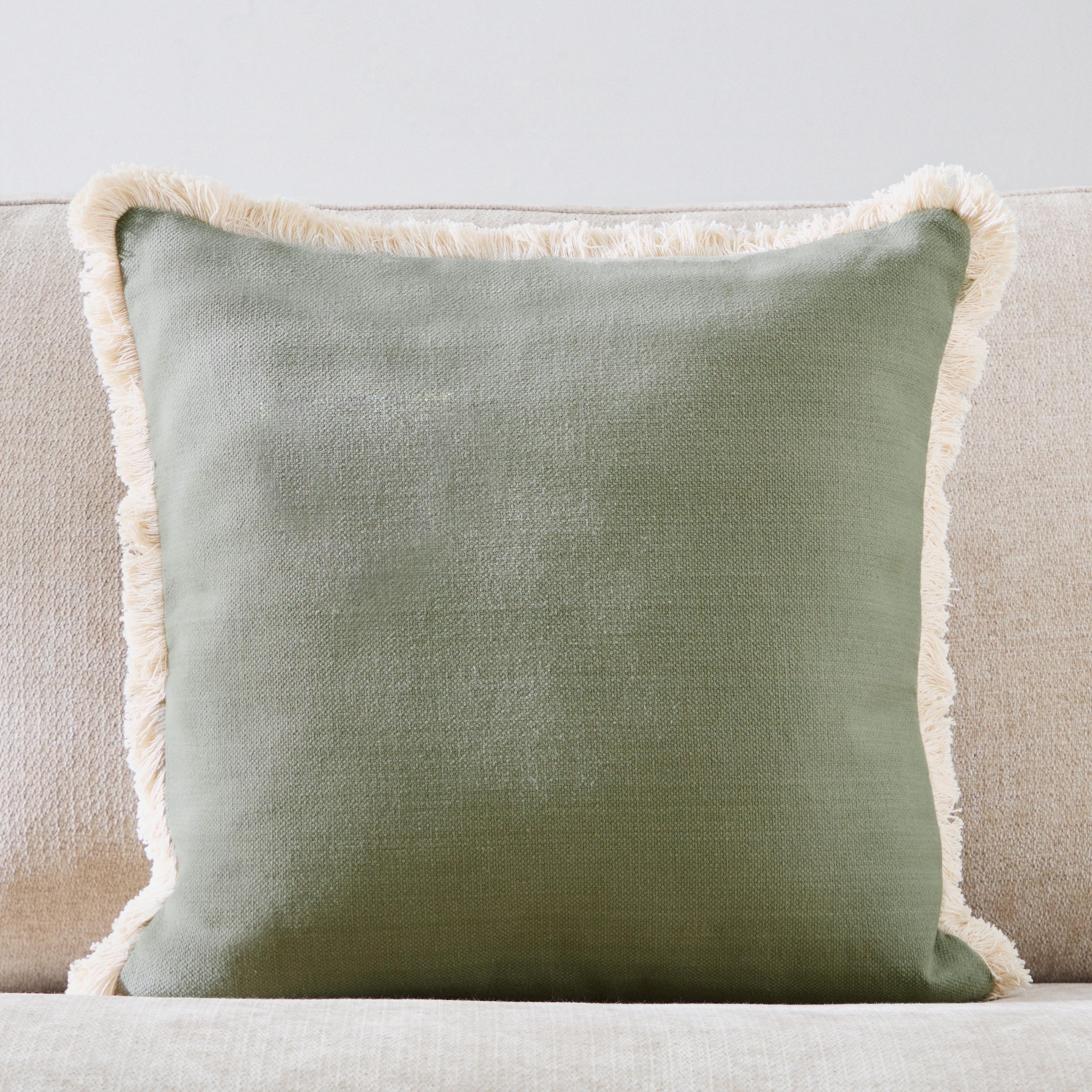 وسادة محشوة سادة بتفاصيل شراشيب فيردي من آرتيست - 50x50-hbxhomeware-hbxbedroom-image-1