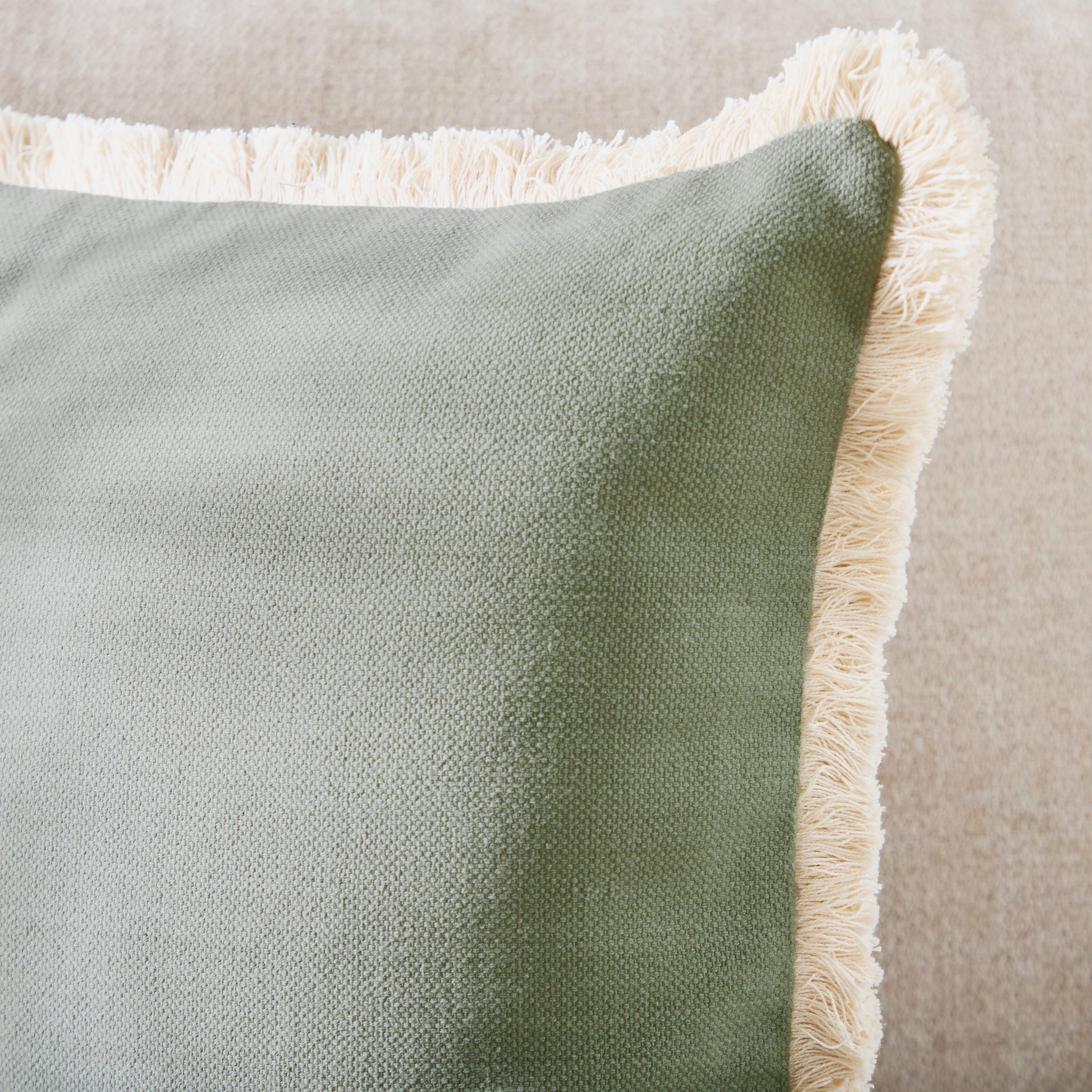 وسادة محشوة سادة بتفاصيل شراشيب فيردي من آرتيست - 50x50-hbxhomeware-hbxbedroom-image-2