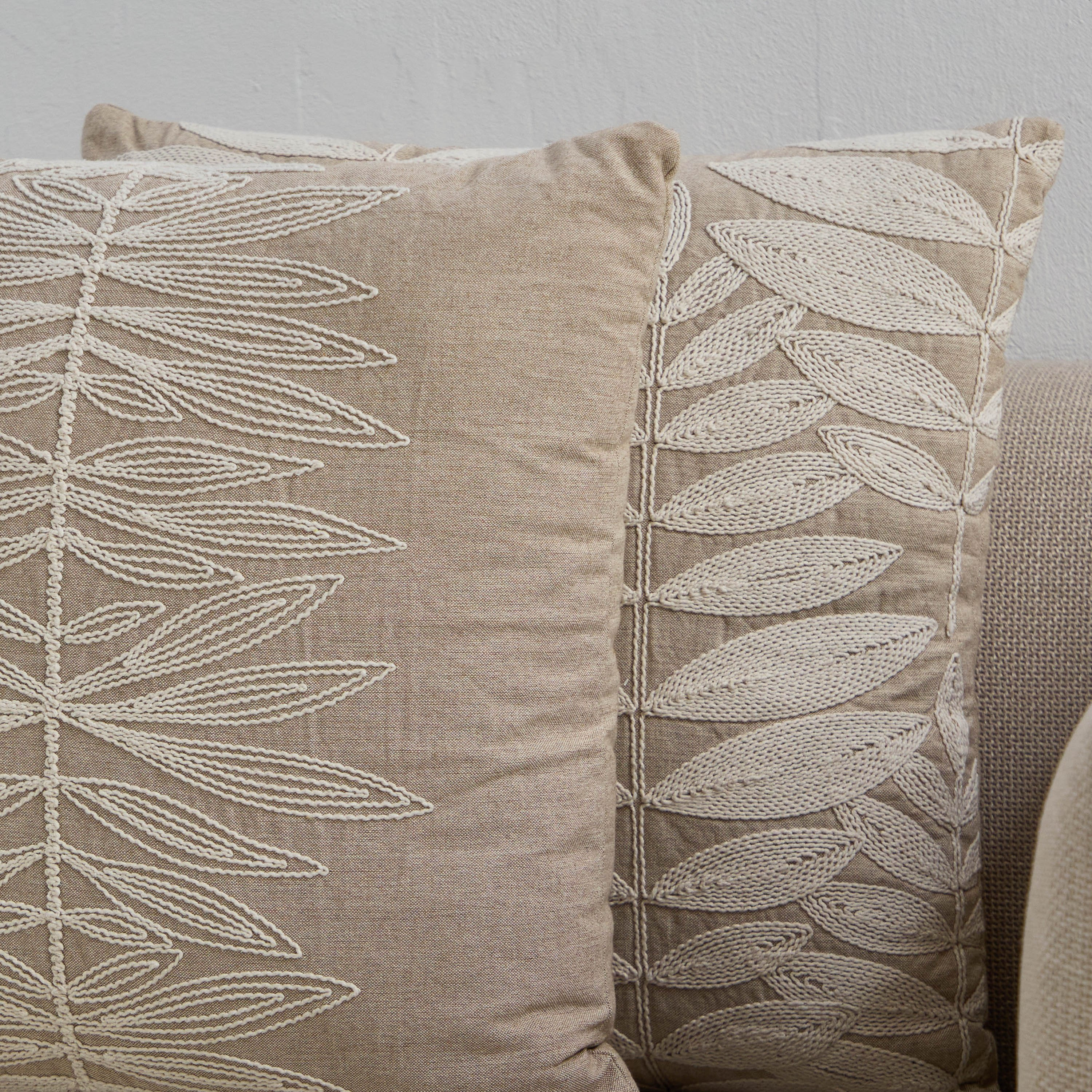 وسادة محشوة مطرزة دوري مجموعة قطعتين من كوزي ديو - 50×50 سم-hbxhomeware-hbxbedroom-image-2