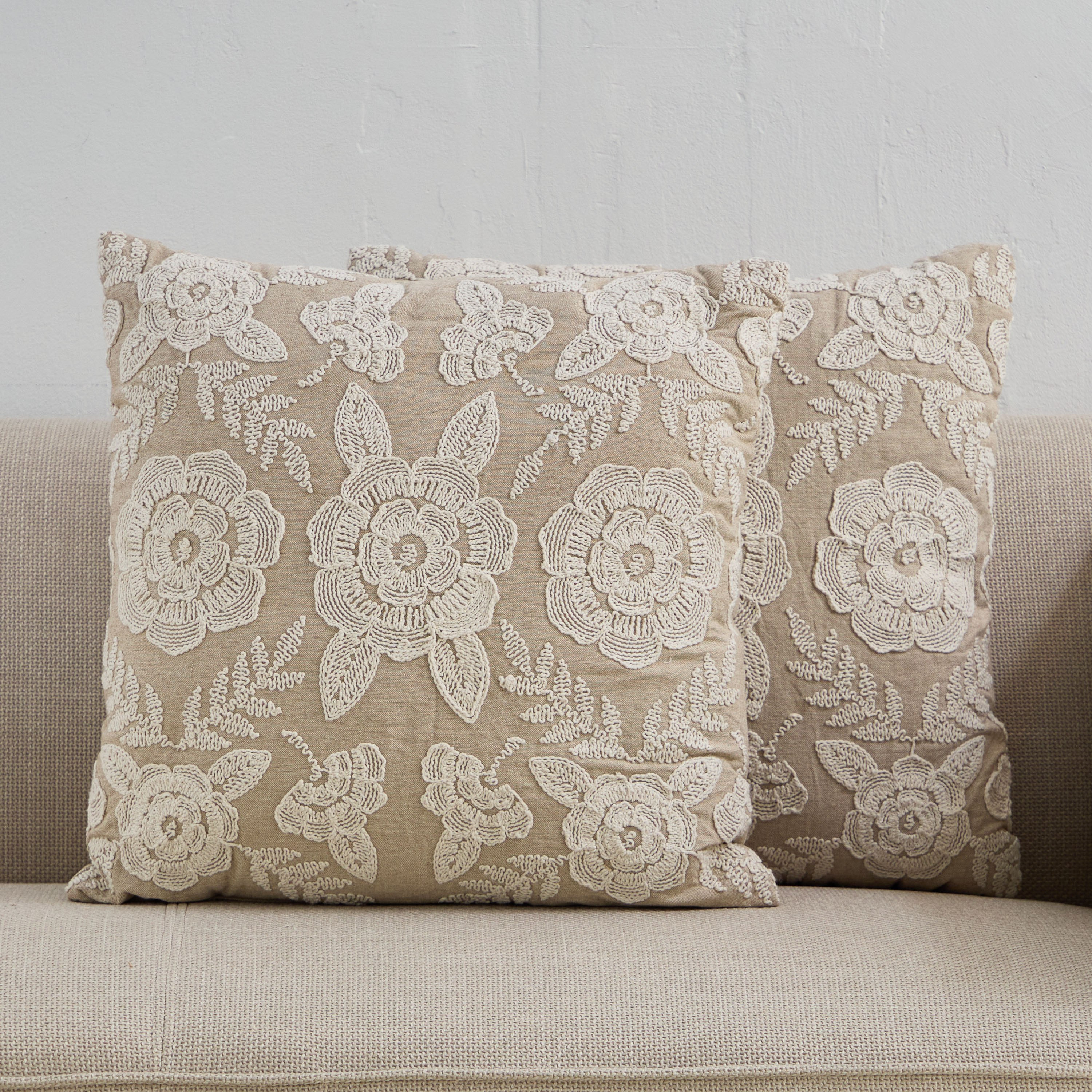 وسادة محشوة مطرزة بالزهور مجموعة قطعتين من كوزي ديو - 50×50 سم-hbxhomeware-hbxbedroom-image-1