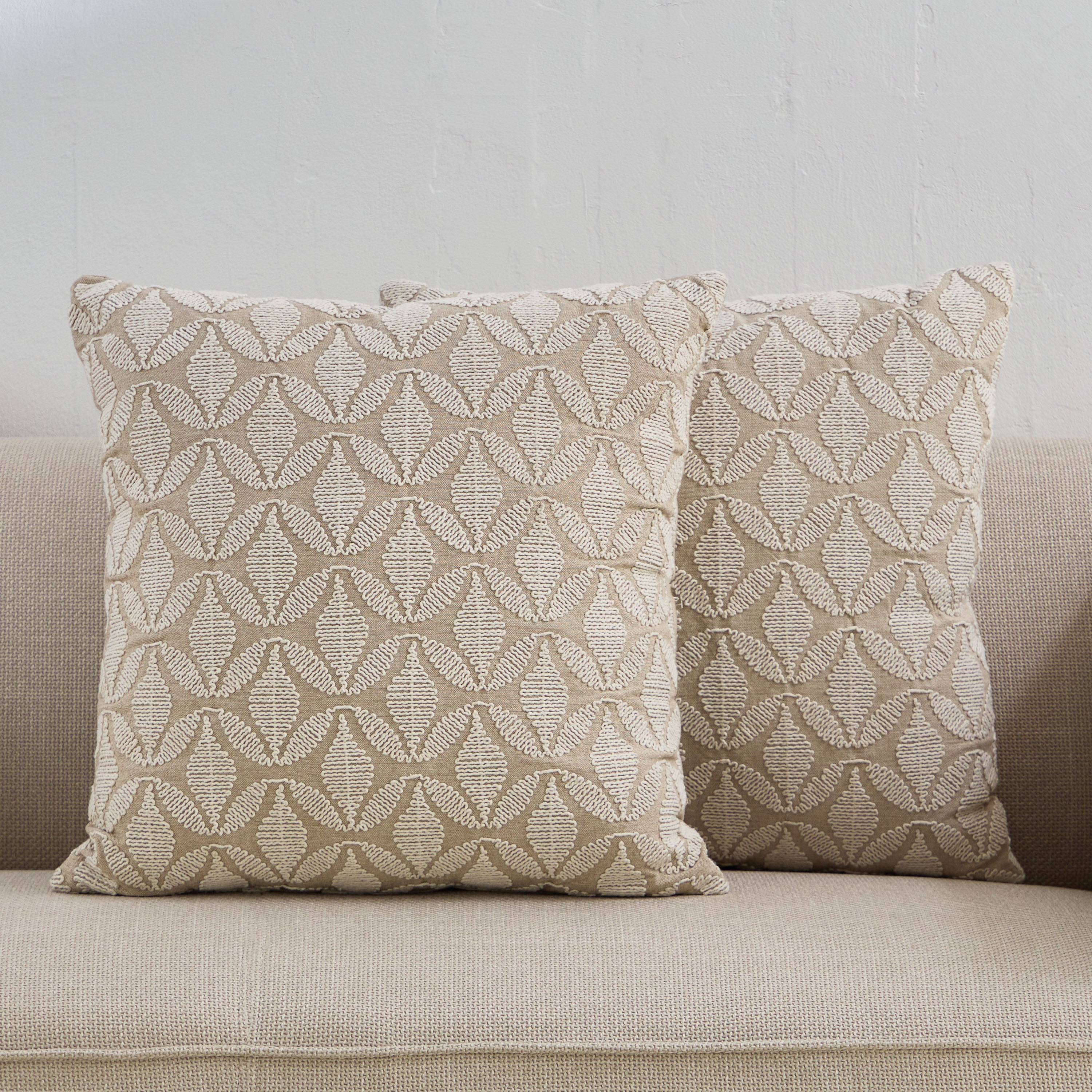 وسادة محشوة مطرزة بأوراق شجر مجموعة قطعتين من كوزي ديو - 50×50 سم-hbxhomeware-hbxbedroom-image-1