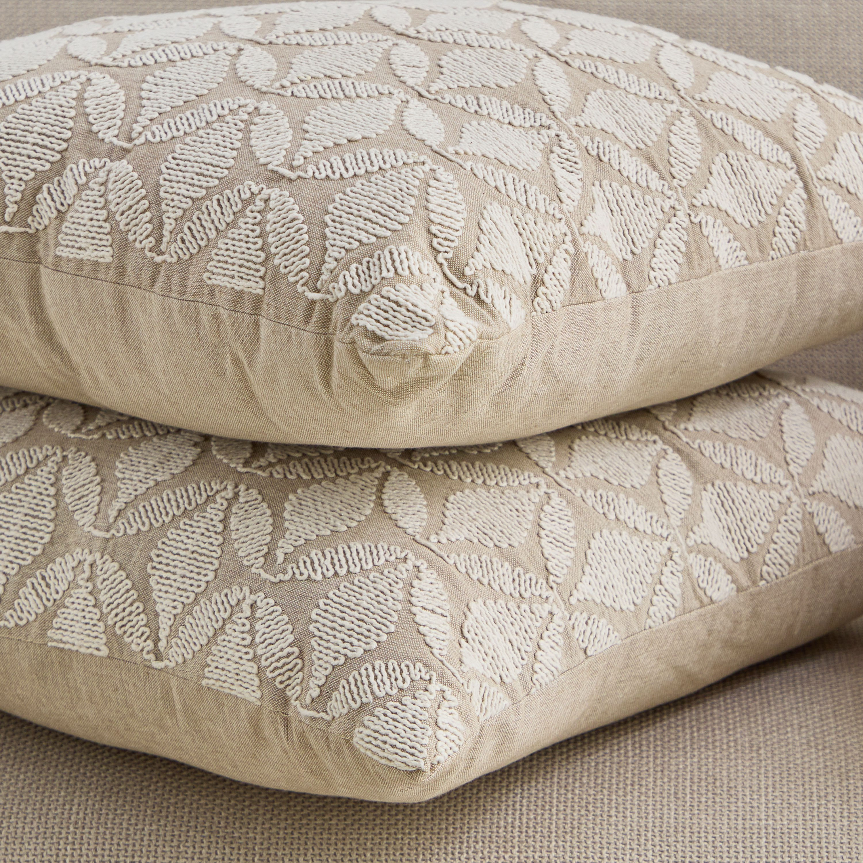 وسادة محشوة مطرزة بأوراق شجر مجموعة قطعتين من كوزي ديو - 50×50 سم-hbxhomeware-hbxbedroom-image-3