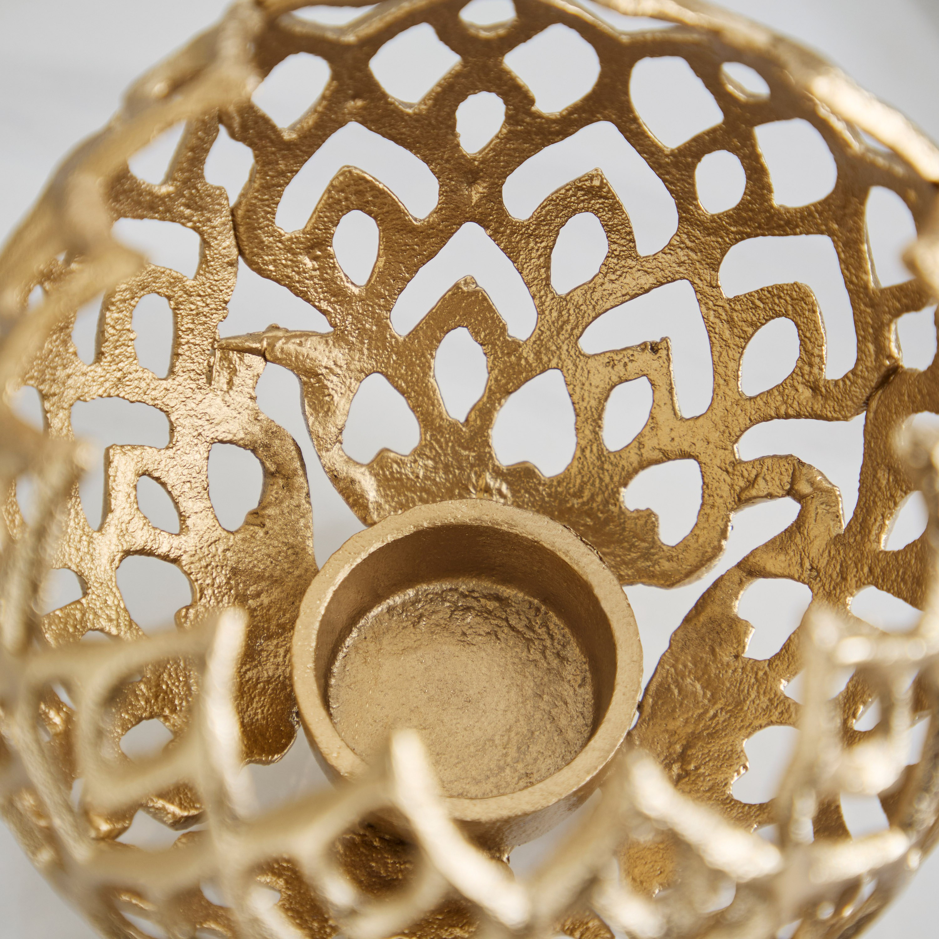 حامل شموع فوتيف ألومنيوم بتفاصيل مفرّغة من أوزاوا - 16x16x15 سم-hbxhomeware-hbxdecorandfurnishings-image-3