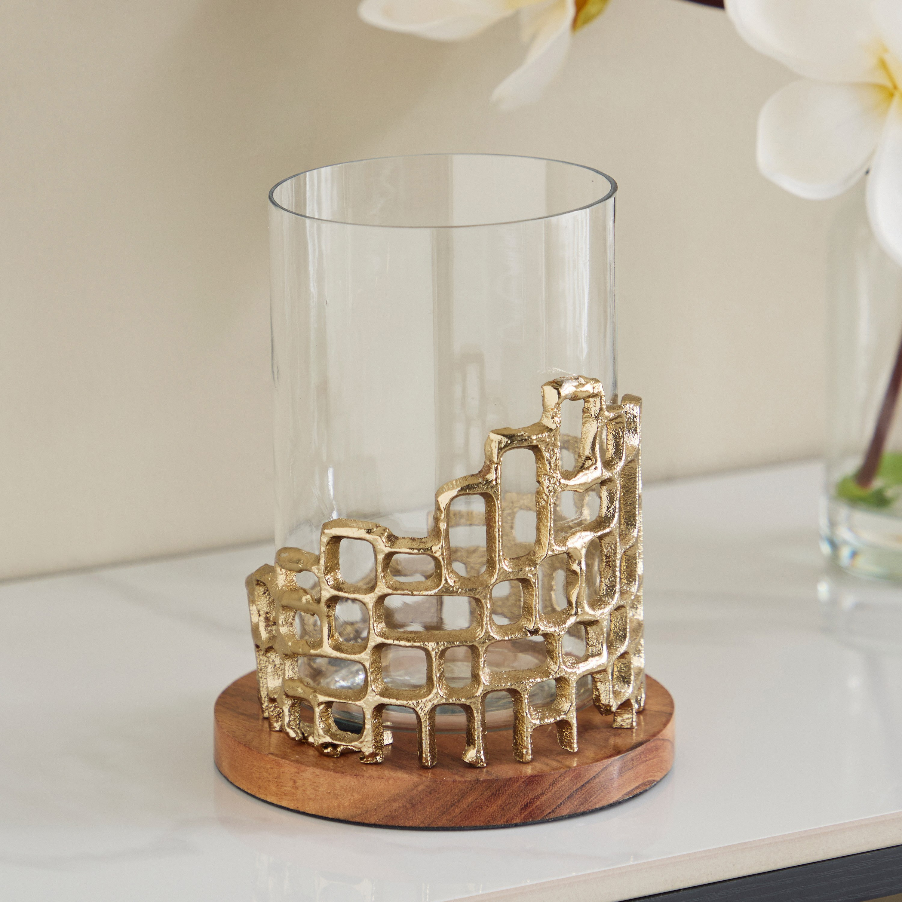 حامل شموع هوريكين ألومنيوم بتفاصيل مفرغة وقاعدة خشب طبيعي من أوزاوا - 14x14x18 سم-hbxlivingroom-decorandaccessories-candleholders-image-2