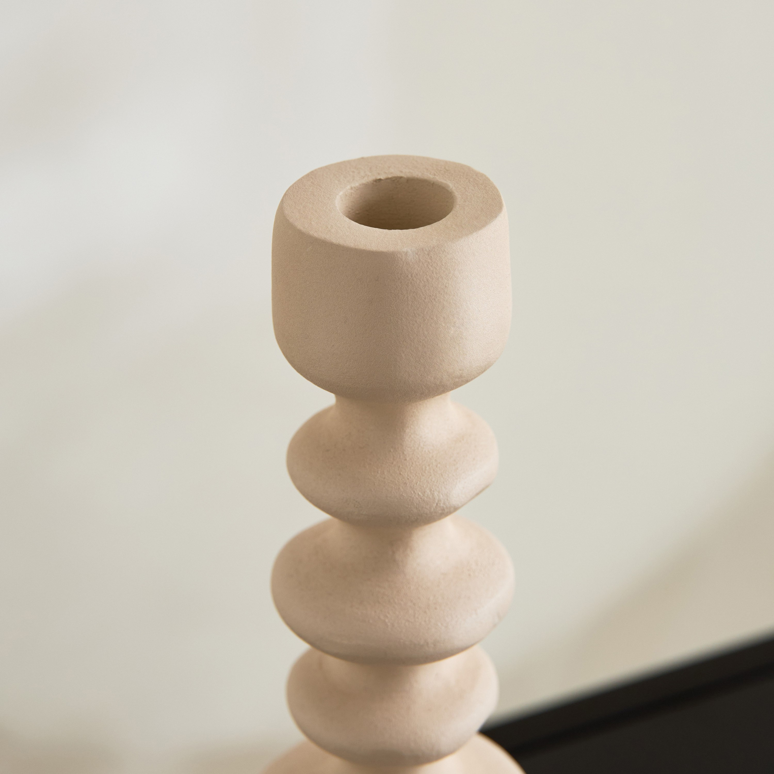 حامل شموع بتشطيب بنقشة الألومنيوم المحبب من ليسي - 10x10x25.5 سم-hbxlivingroom-decorandaccessories-candleholders-image-3