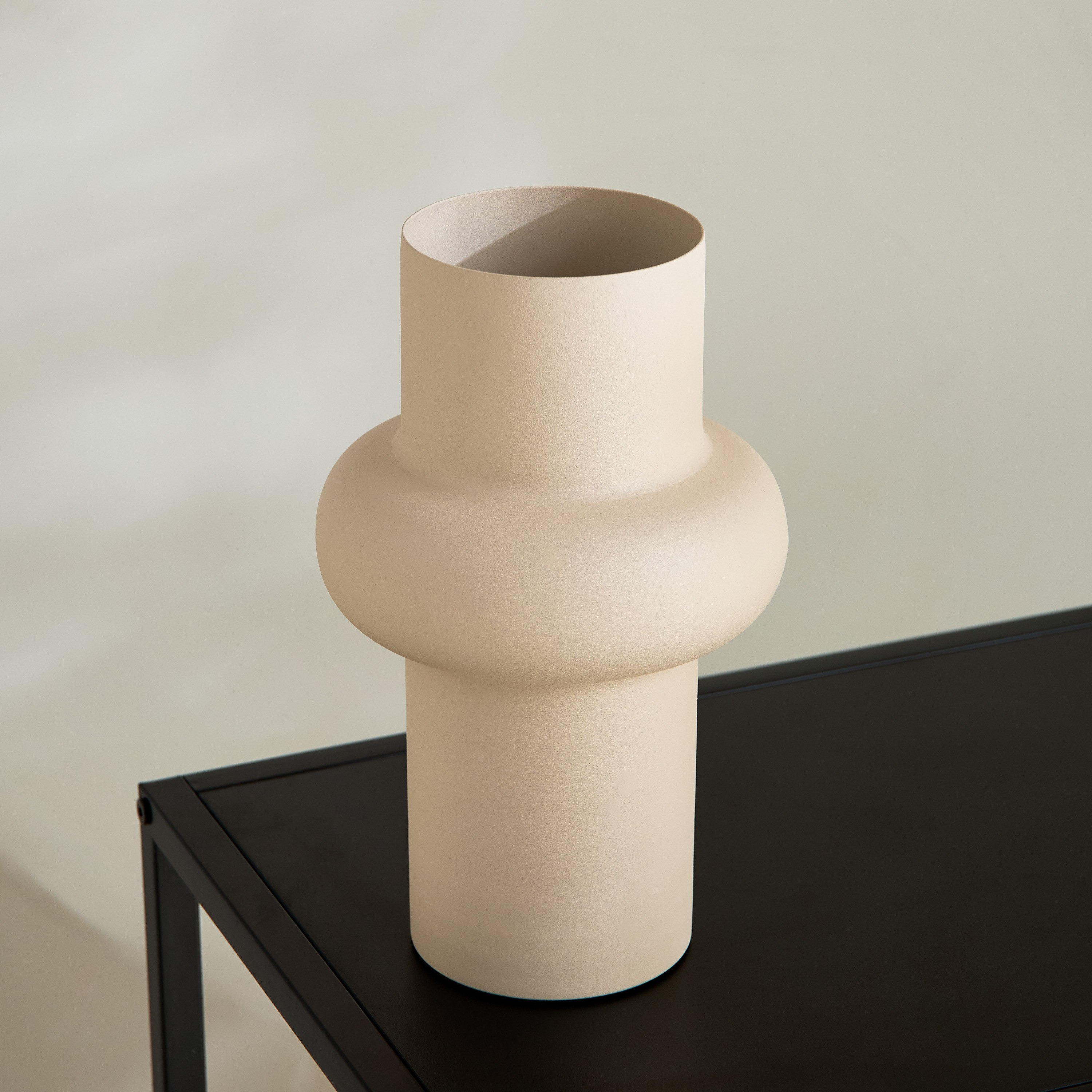مزهرية بتشطيب معدن ستوكو من ليسي - 16x16x26.5 سم-hbxbedroom-decorandaccessories-vases-image-2