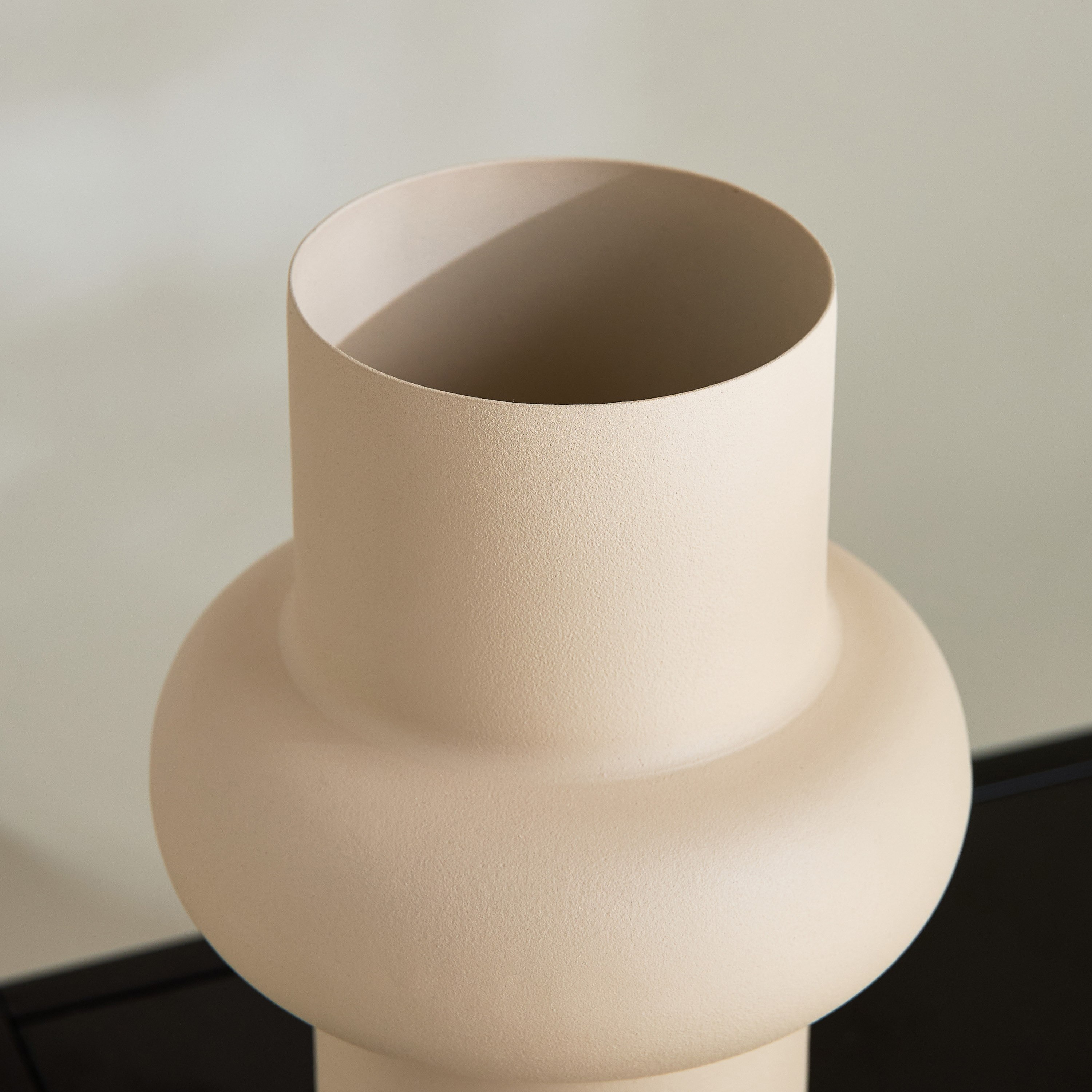مزهرية بتشطيب معدن ستوكو من ليسي - 16x16x26.5 سم-hbxbedroom-decorandaccessories-vases-image-3