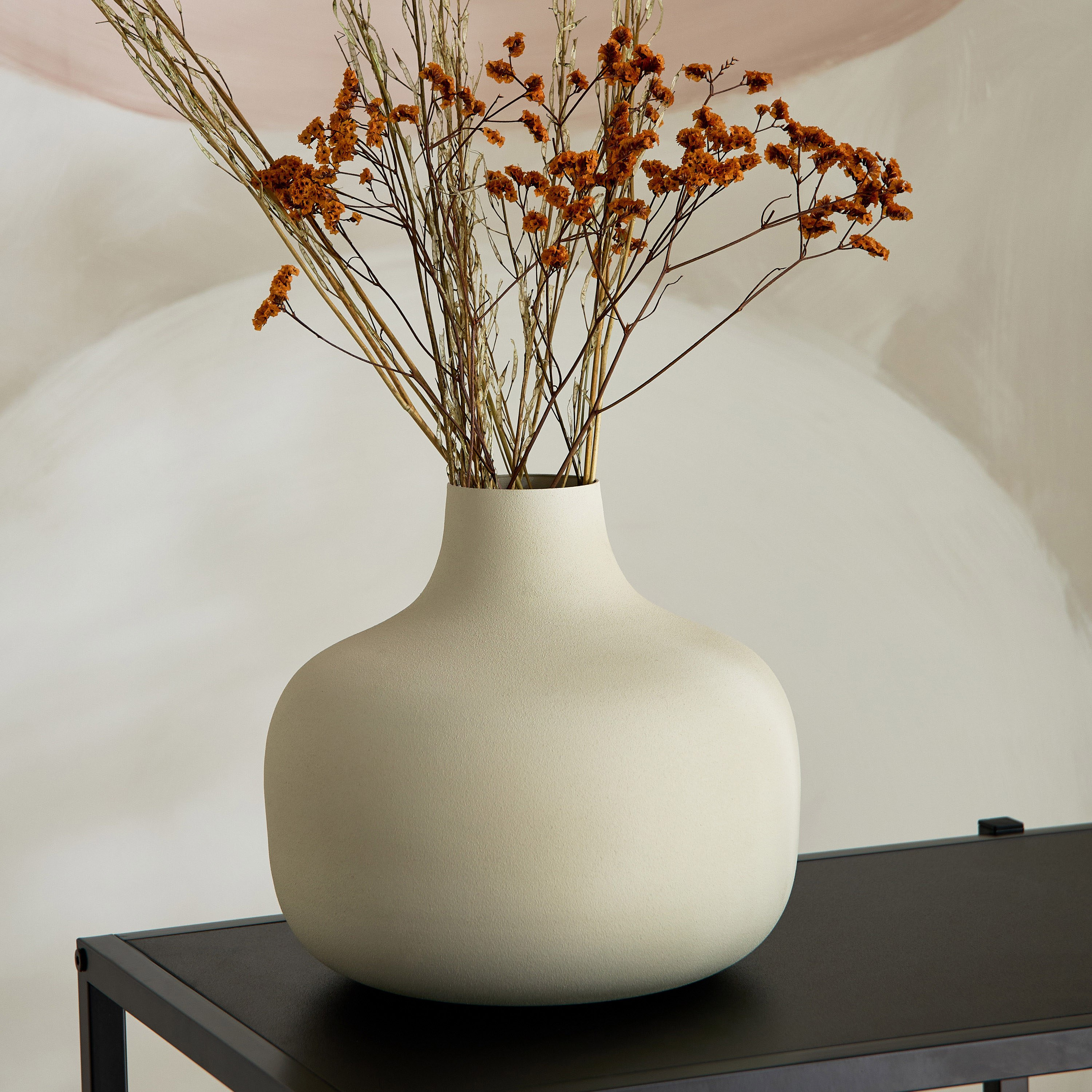 مزهرية معدن بتشطيب ستوكو من ليسي  - 24x24x21 سم-hbxbedroom-decorandaccessories-vases-image-1