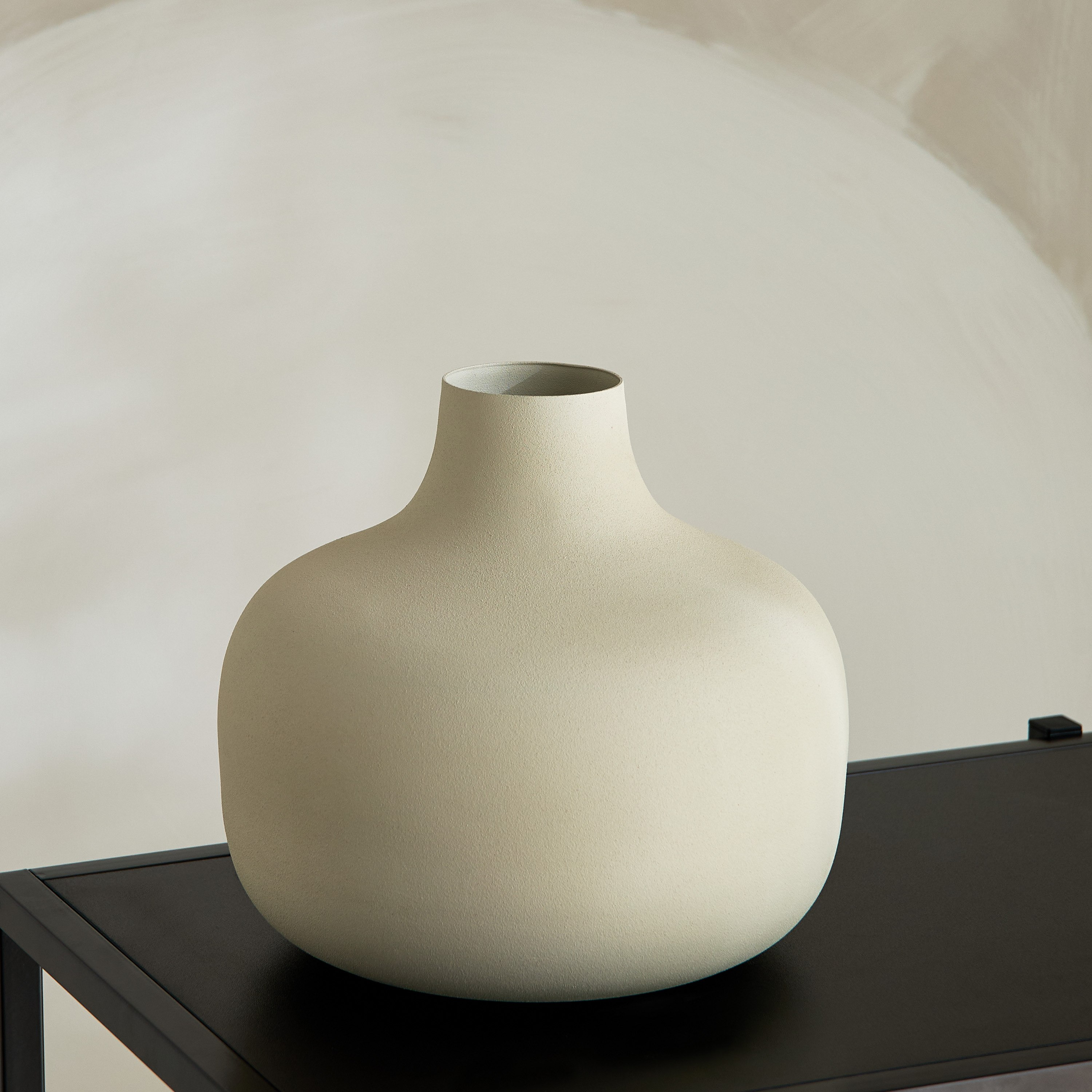 مزهرية معدن بتشطيب ستوكو من ليسي  - 24x24x21 سم-hbxbedroom-decorandaccessories-vases-image-2