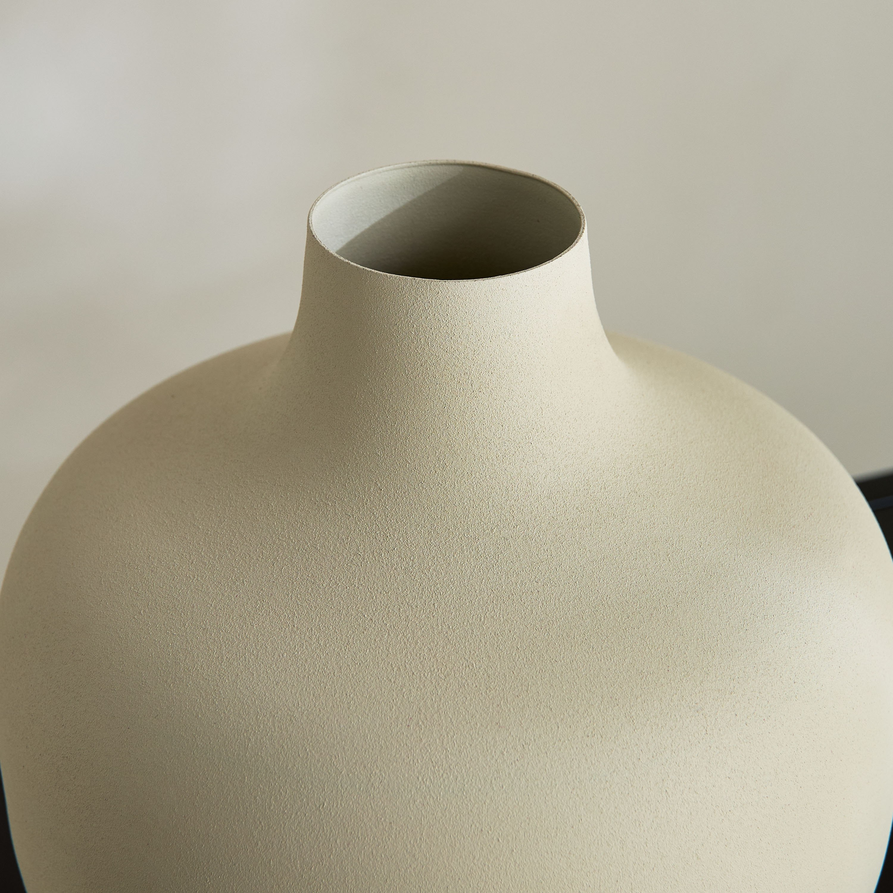 مزهرية معدن بتشطيب ستوكو من ليسي  - 24x24x21 سم-hbxbedroom-decorandaccessories-vases-image-3