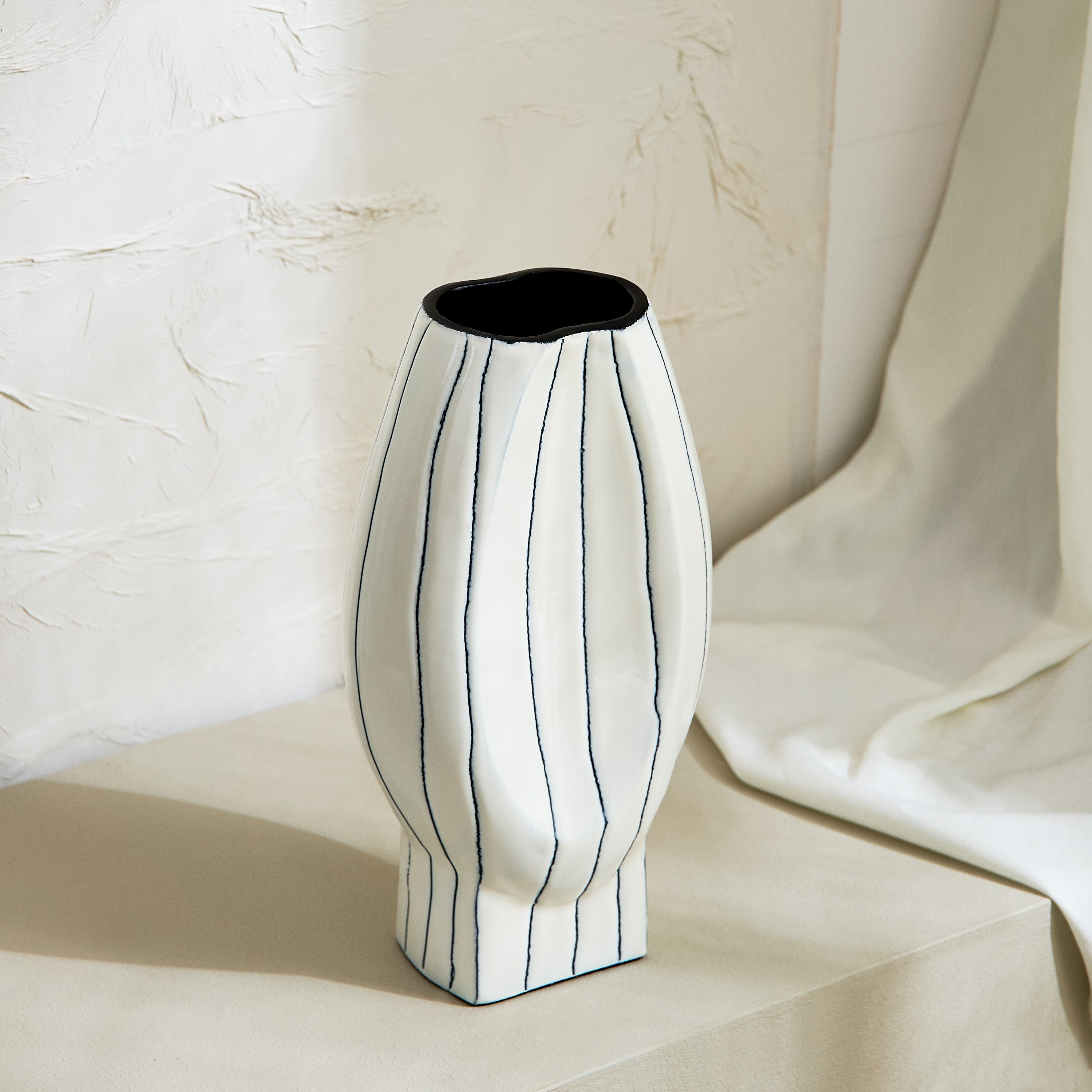 مزهرية ألومنيوم بتشطيب غير منتظم من فيلس - 26x8x14.5 سم-hbxbedroom-decorandaccessories-vases-image-1