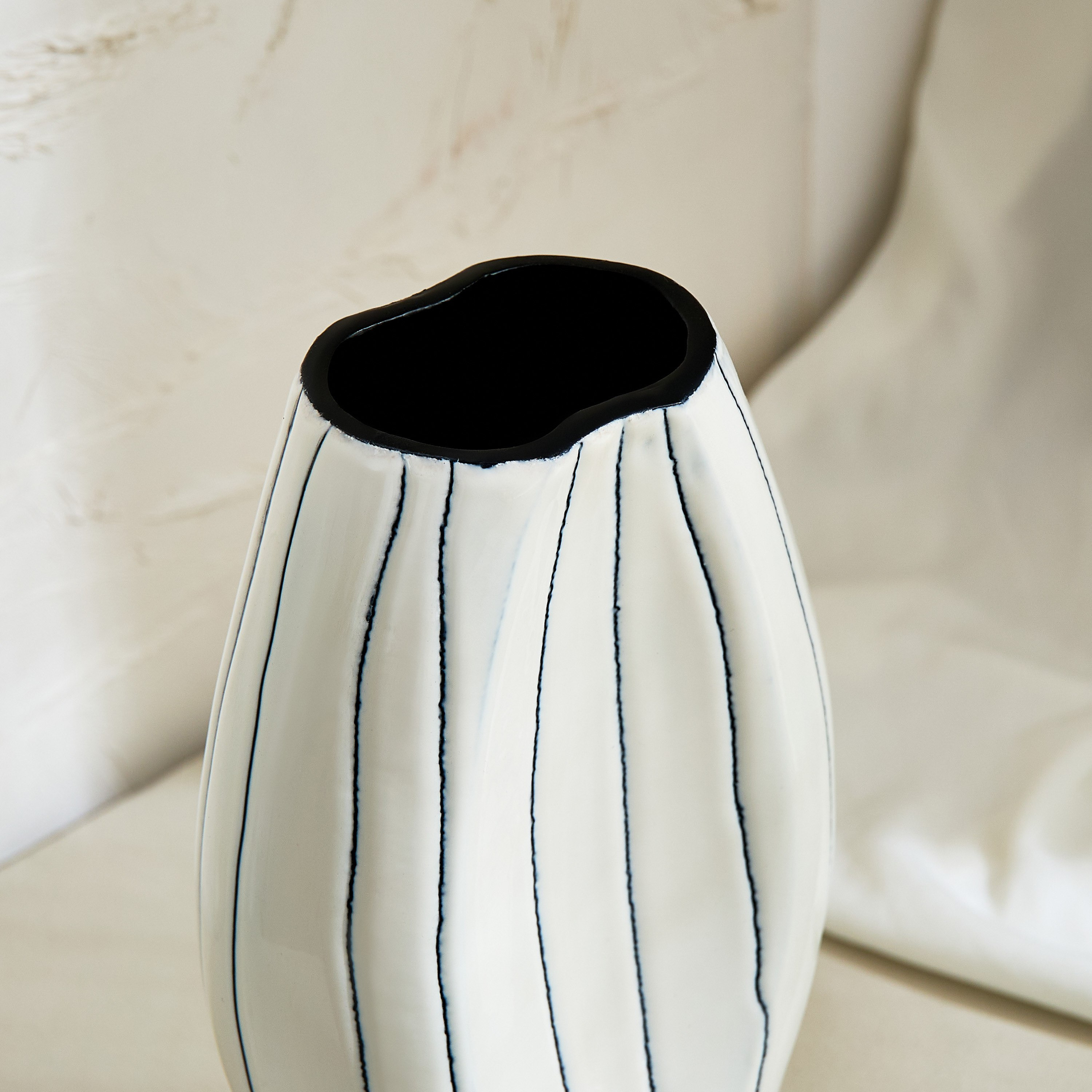 مزهرية ألومنيوم بتشطيب غير منتظم من فيلس - 26x8x14.5 سم-hbxbedroom-decorandaccessories-vases-image-2