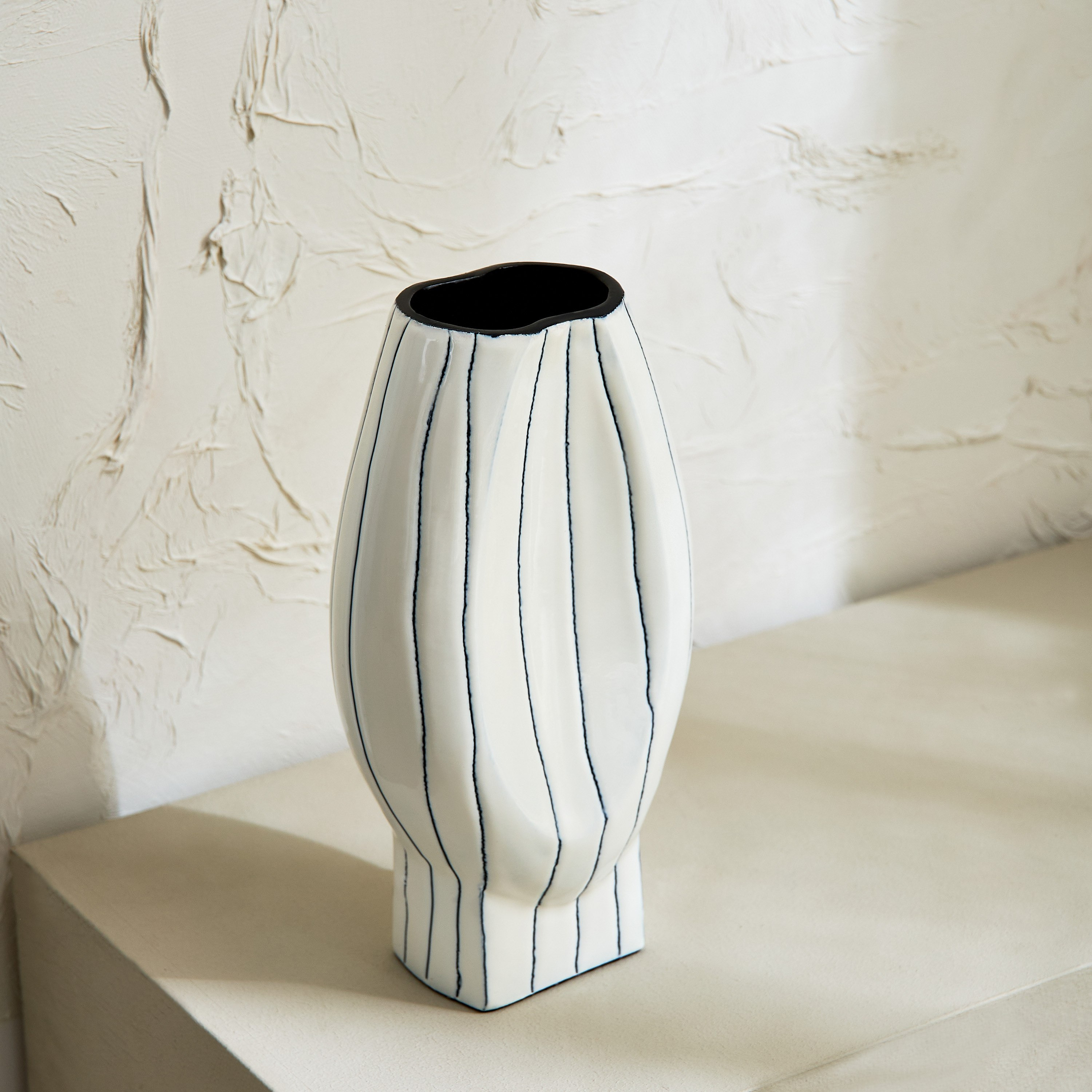 مزهرية ألومنيوم بتشطيب غير منتظم من فيلس - 26x8x14.5 سم-hbxbedroom-decorandaccessories-vases-image-3