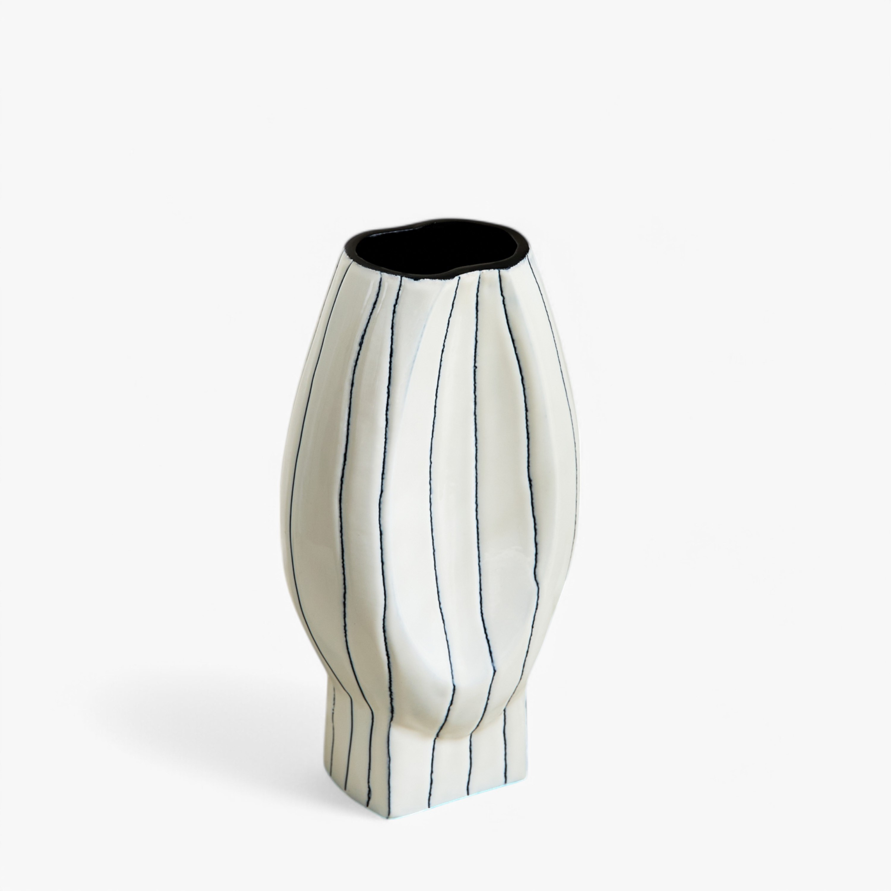 مزهرية ألومنيوم بتشطيب غير منتظم من فيلس - 26x8x14.5 سم-hbxbedroom-decorandaccessories-vases-image-5
