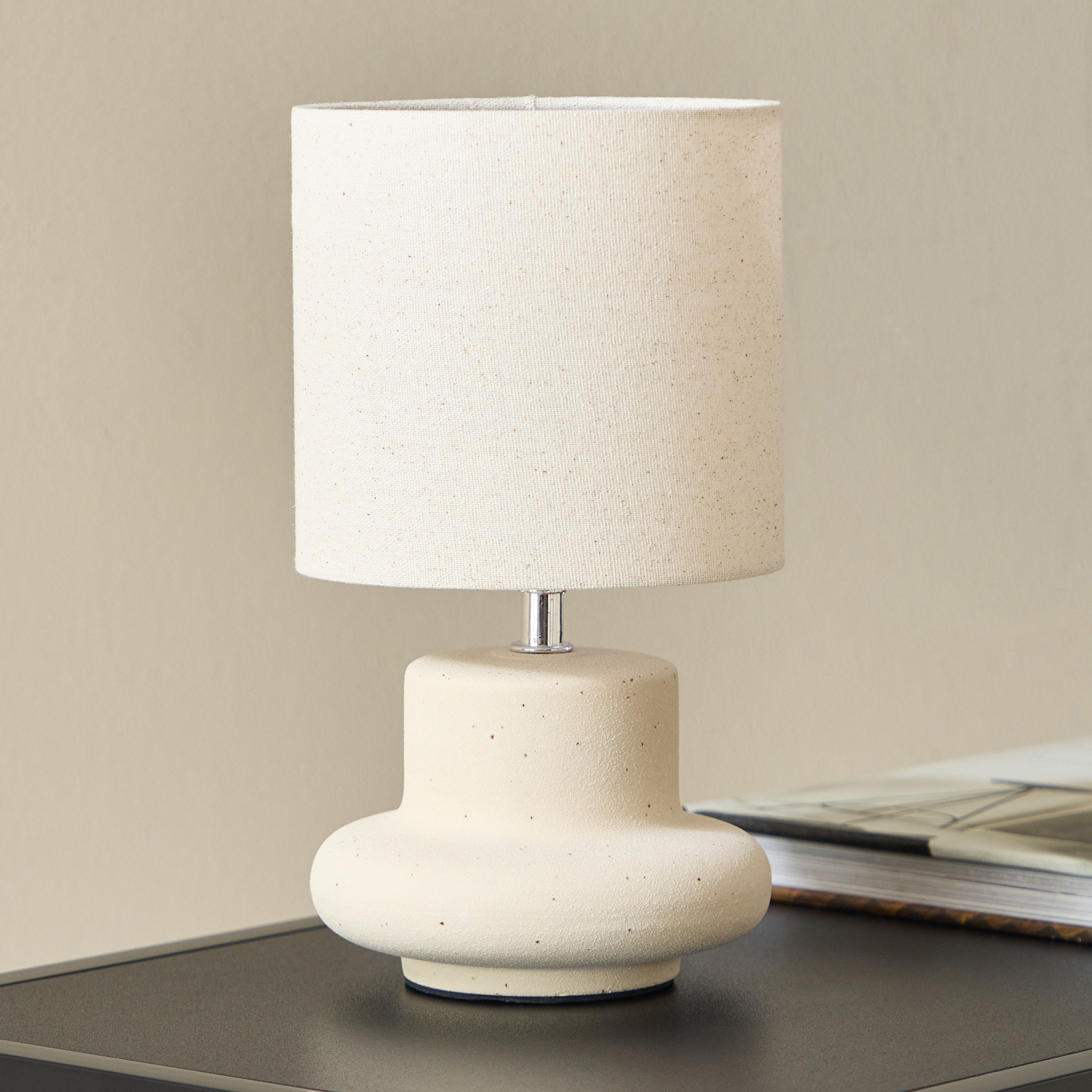 مصباح طاولة سيراميك مع قاعدة منقطة وغطاء كتان من إمزي - 28 سم-hbxlivingroom-lighting-tablelamps-image-1