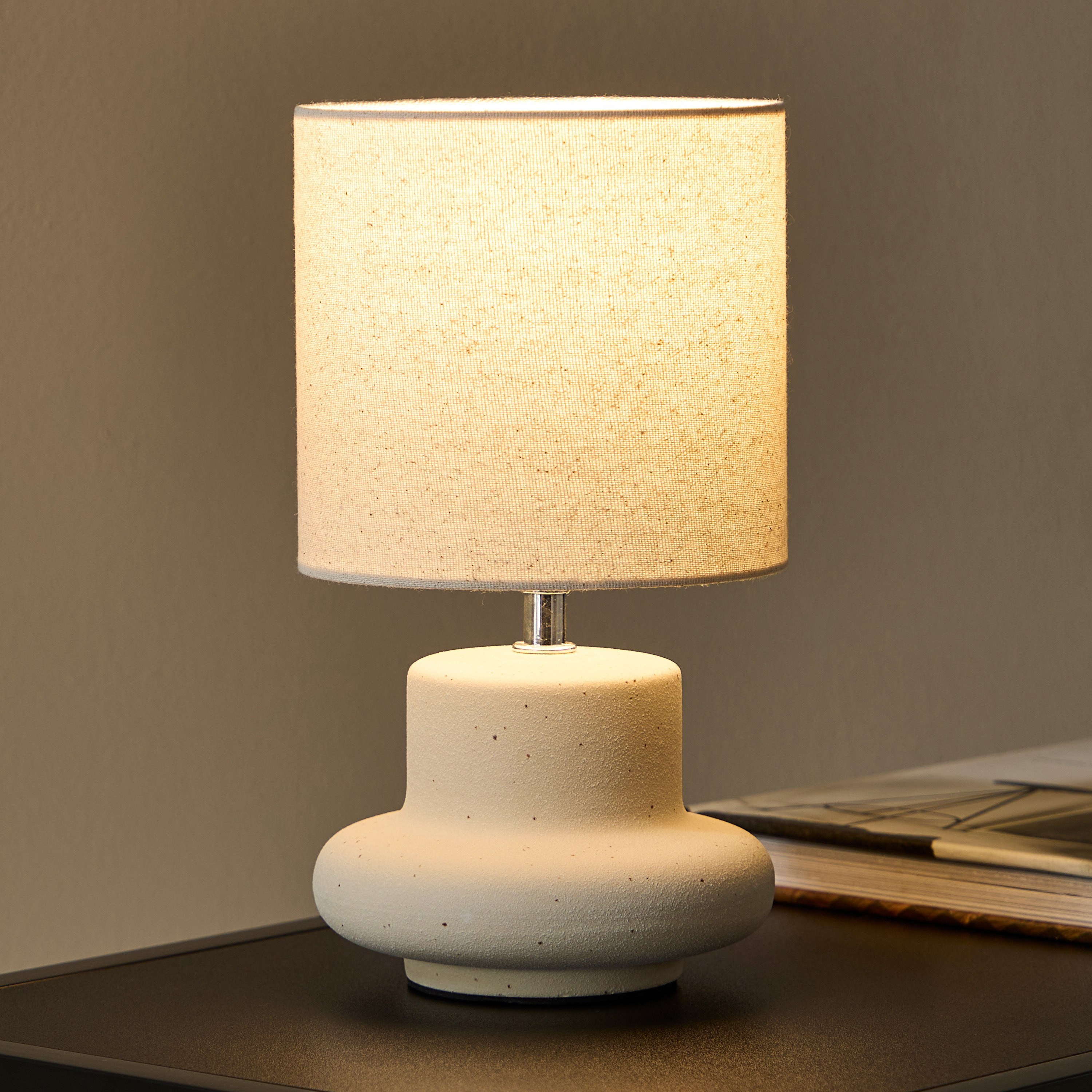 مصباح طاولة سيراميك مع قاعدة منقطة وغطاء كتان من إمزي - 28 سم-hbxlivingroom-lighting-tablelamps-image-2