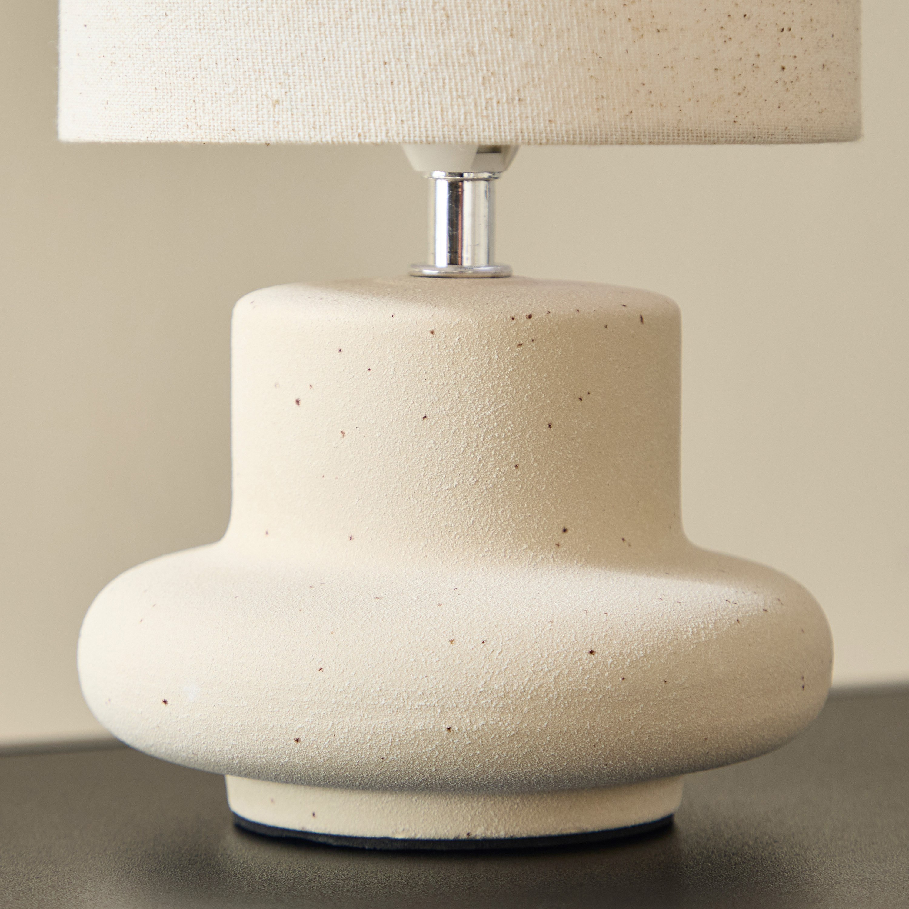 مصباح طاولة سيراميك مع قاعدة منقطة وغطاء كتان من إمزي - 28 سم-hbxlivingroom-lighting-tablelamps-image-3