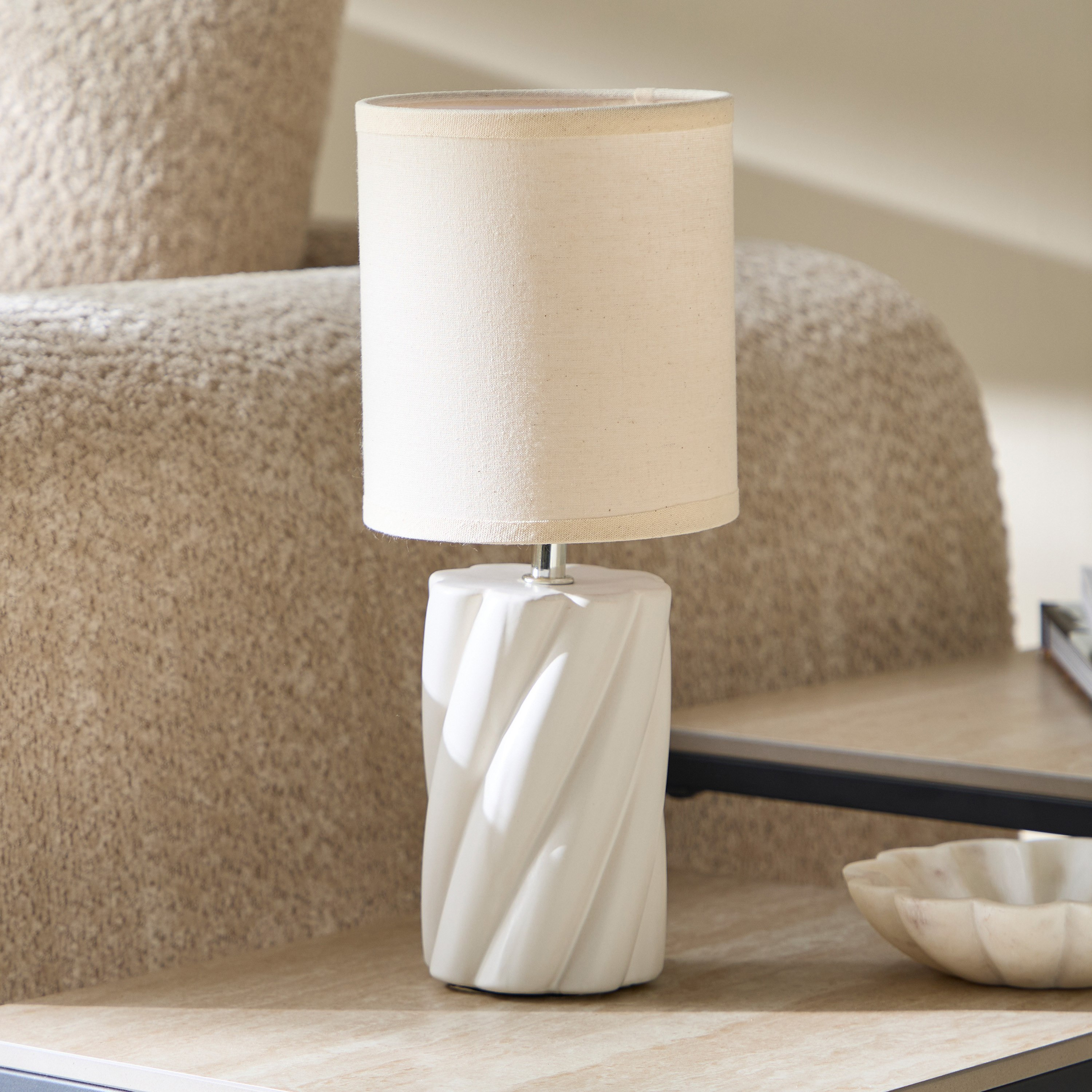 مصباح طاولة سيراميك مع غطاء أبيض من إمزي - 32 سم-hbxlivingroom-lighting-tablelamps-image-1