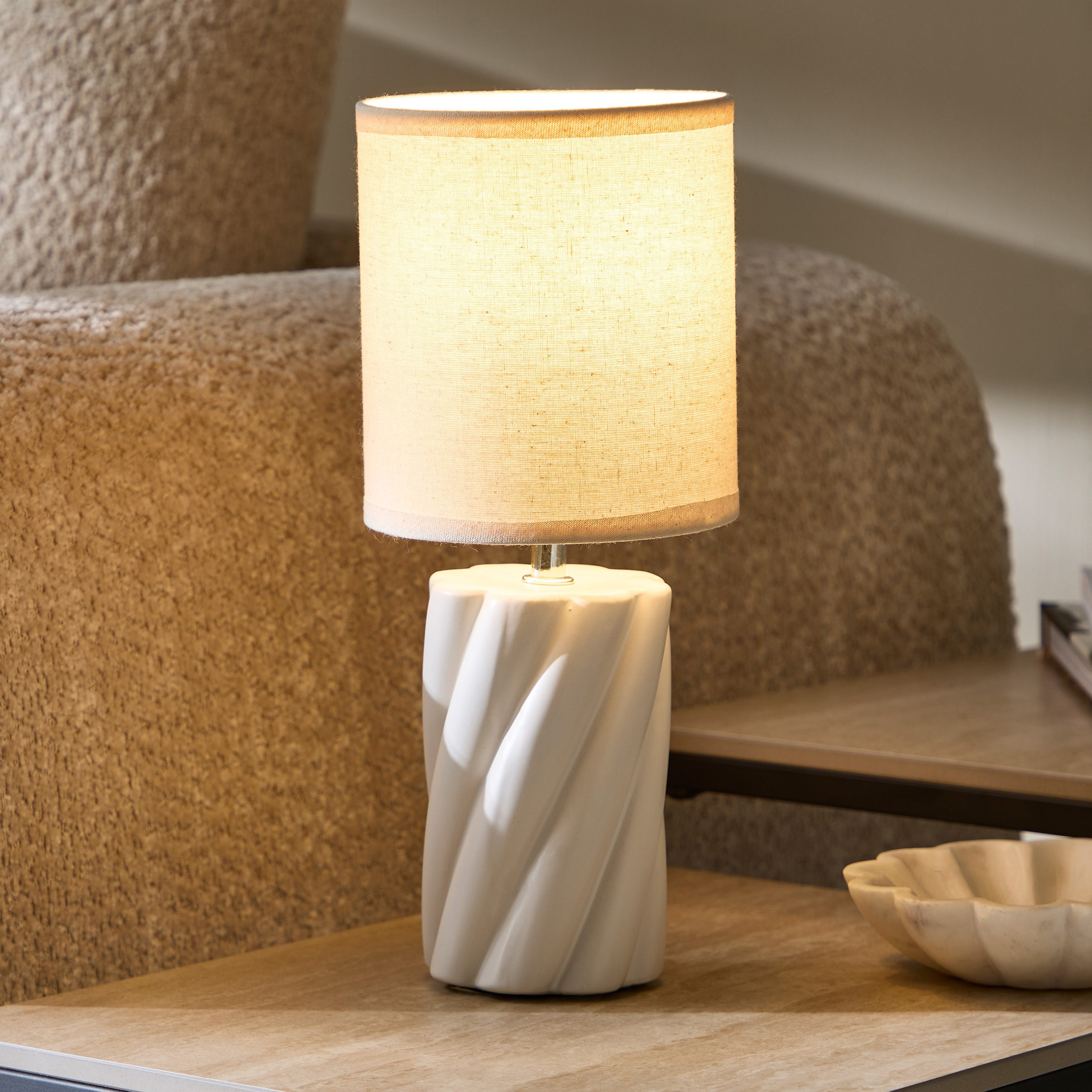 مصباح طاولة سيراميك مع غطاء أبيض من إمزي - 32 سم-hbxlivingroom-lighting-tablelamps-image-2