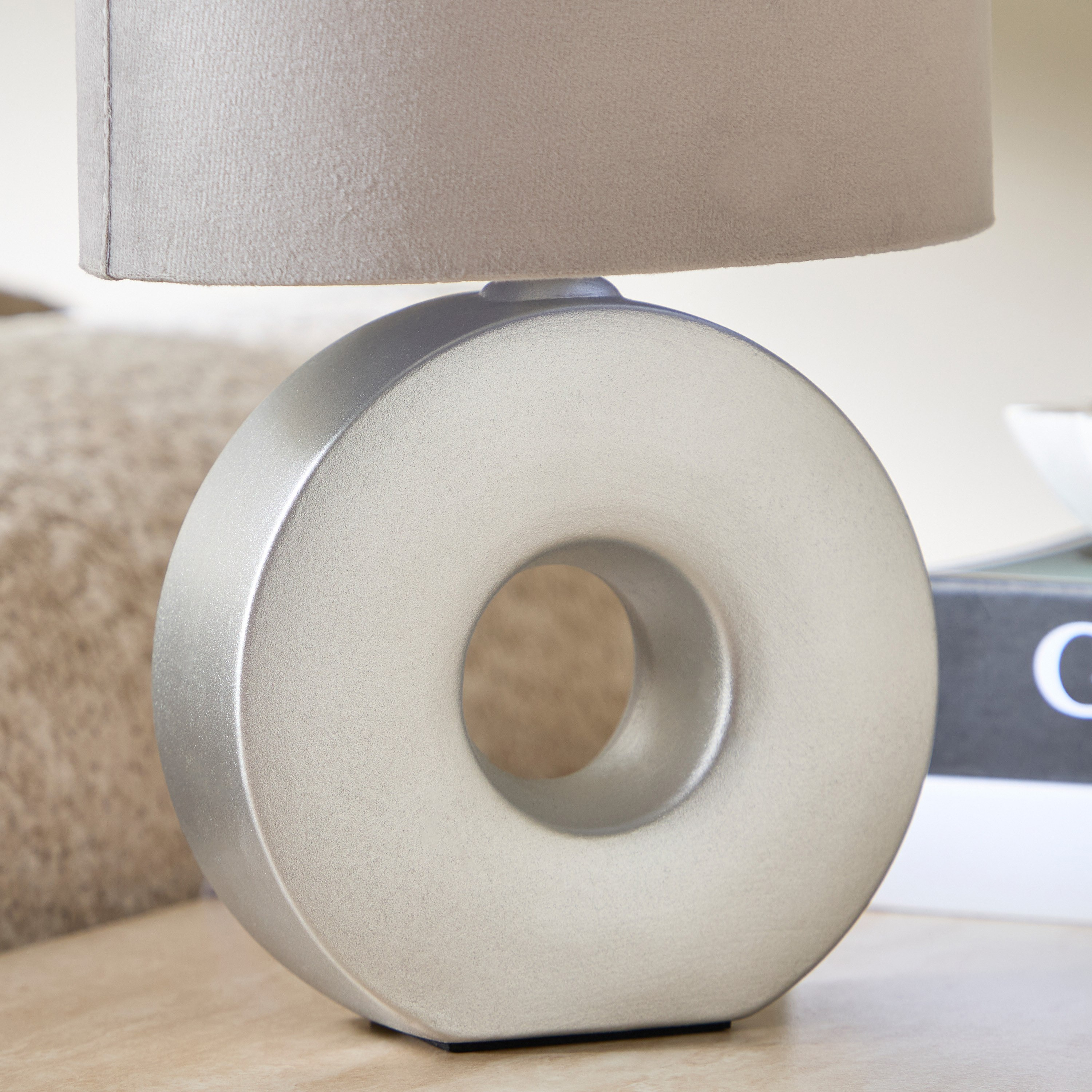 مصباح طاولة سيراميك بغطاء مخملي من إمزي - 31 سم-hbxlivingroom-lighting-tablelamps-image-3