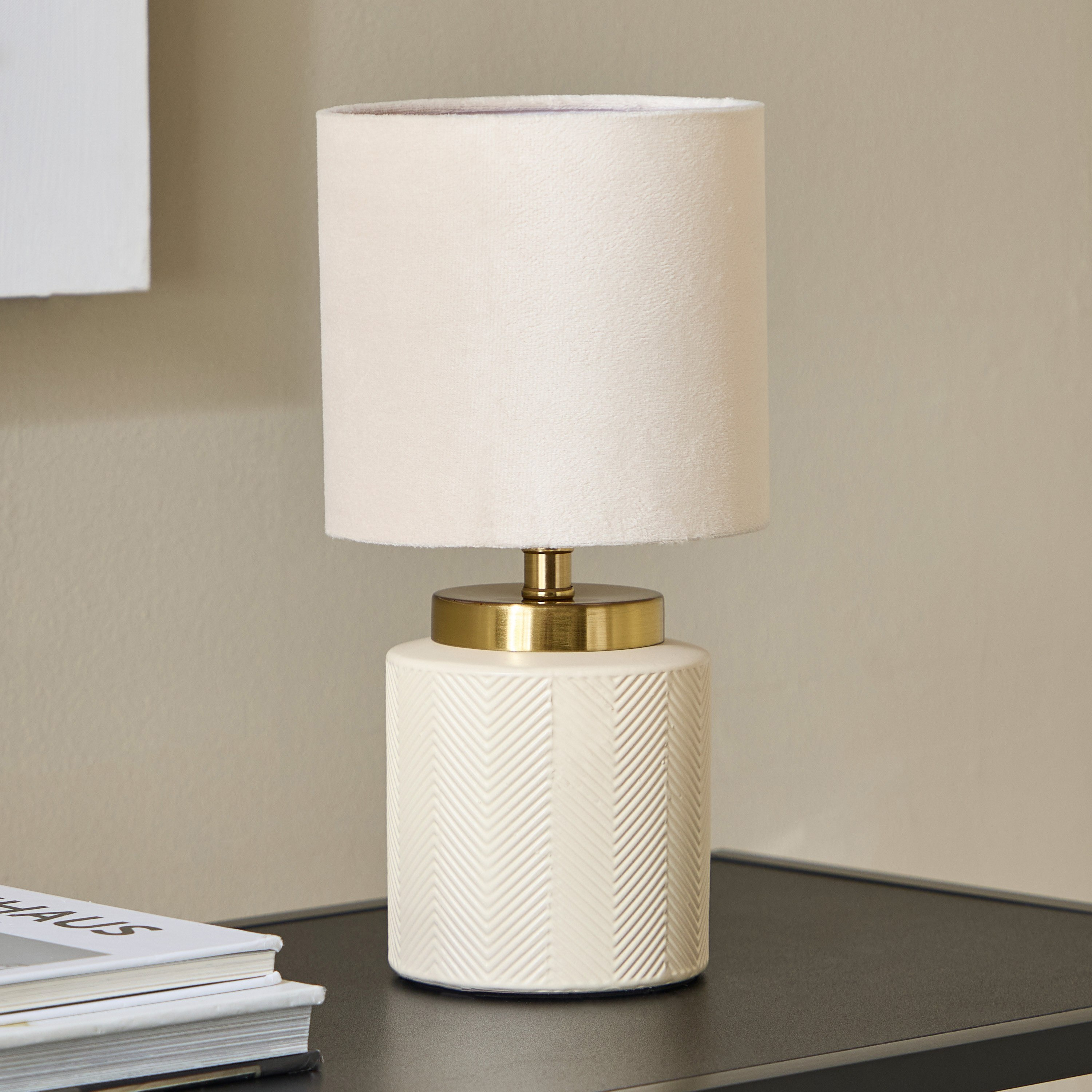 مصباح طاولة سيراميك بغطاء مخملي من بي إمزي - 29.5 سم-hbxlivingroom-lighting-tablelamps-image-1