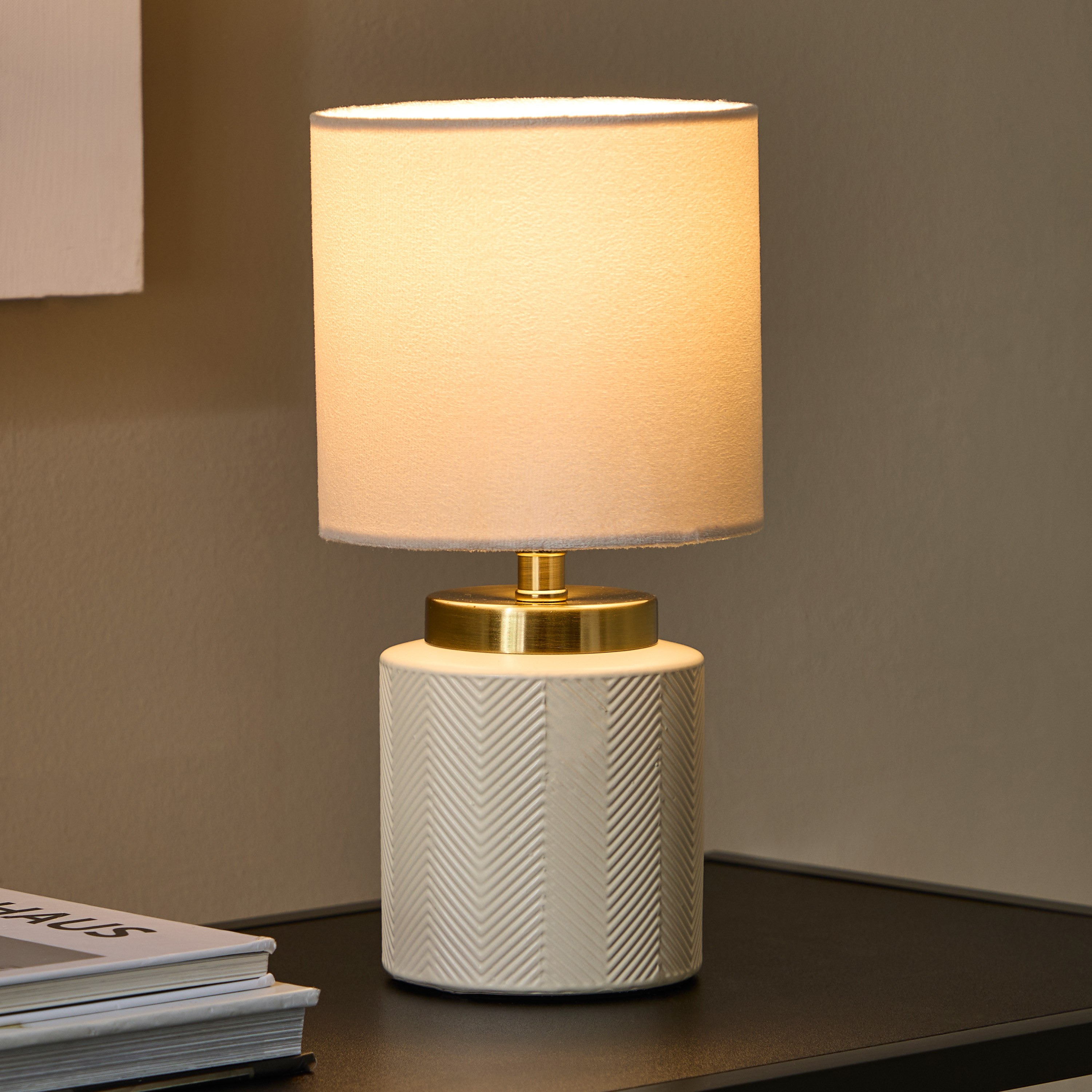 مصباح طاولة سيراميك بغطاء مخملي من بي إمزي - 29.5 سم-hbxlivingroom-lighting-tablelamps-image-2