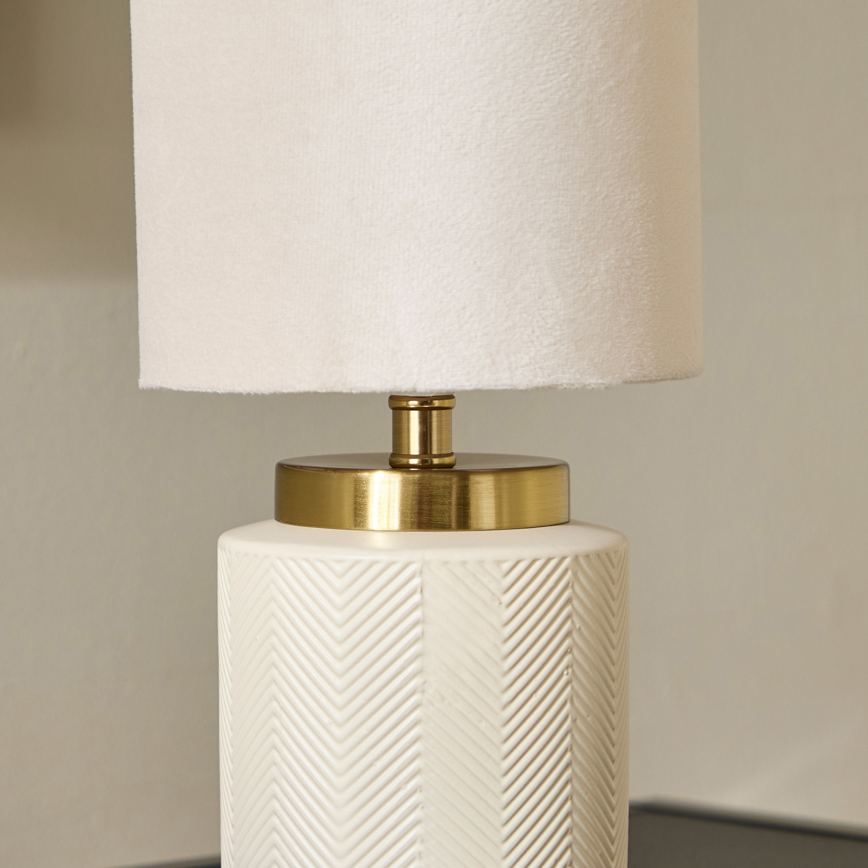 مصباح طاولة سيراميك بغطاء مخملي من بي إمزي - 29.5 سم-hbxlivingroom-lighting-tablelamps-image-3