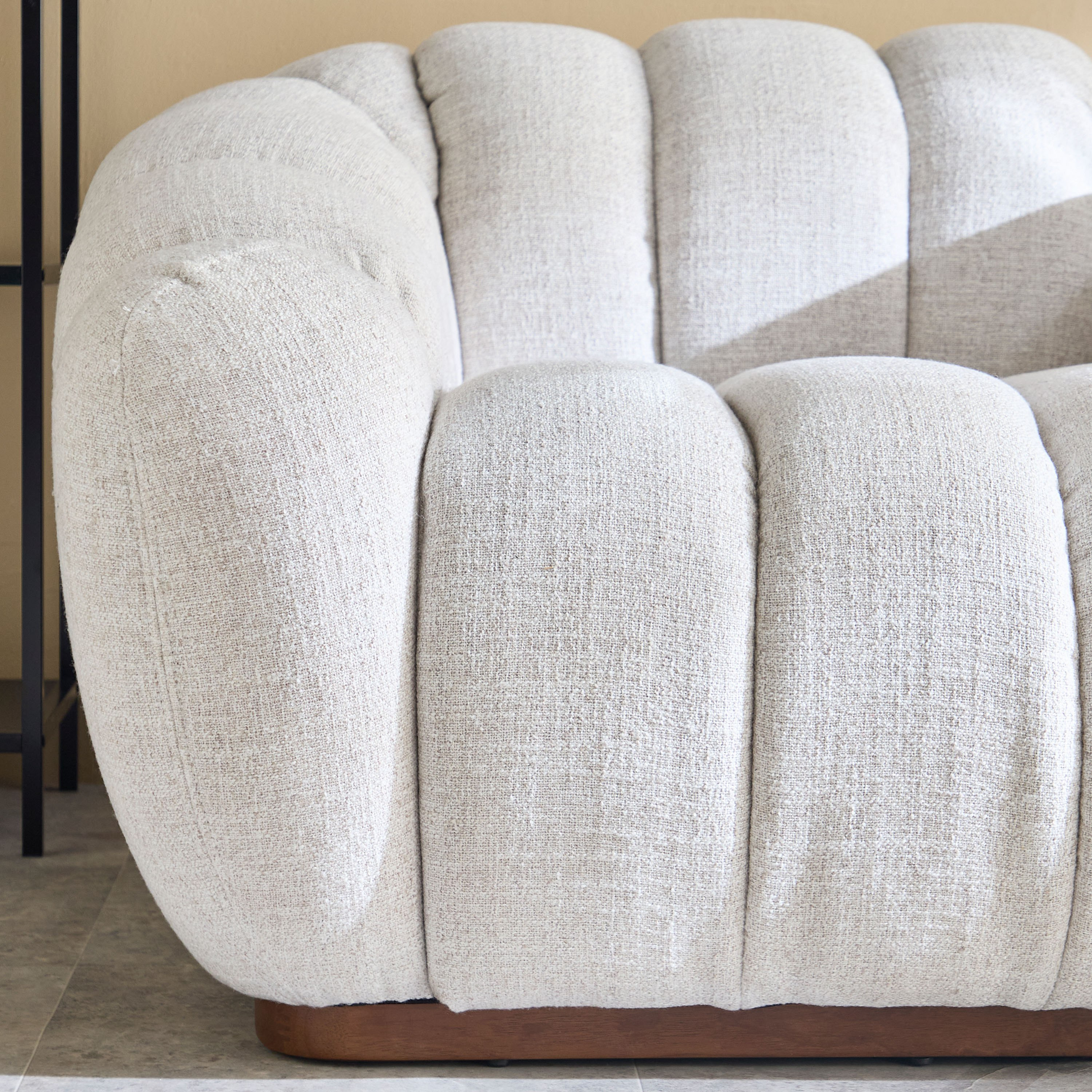 كرسي قماش بمساند ذراعين من أكرا-hbxlivingroom-sofasandarmchairs-sofas-image-4