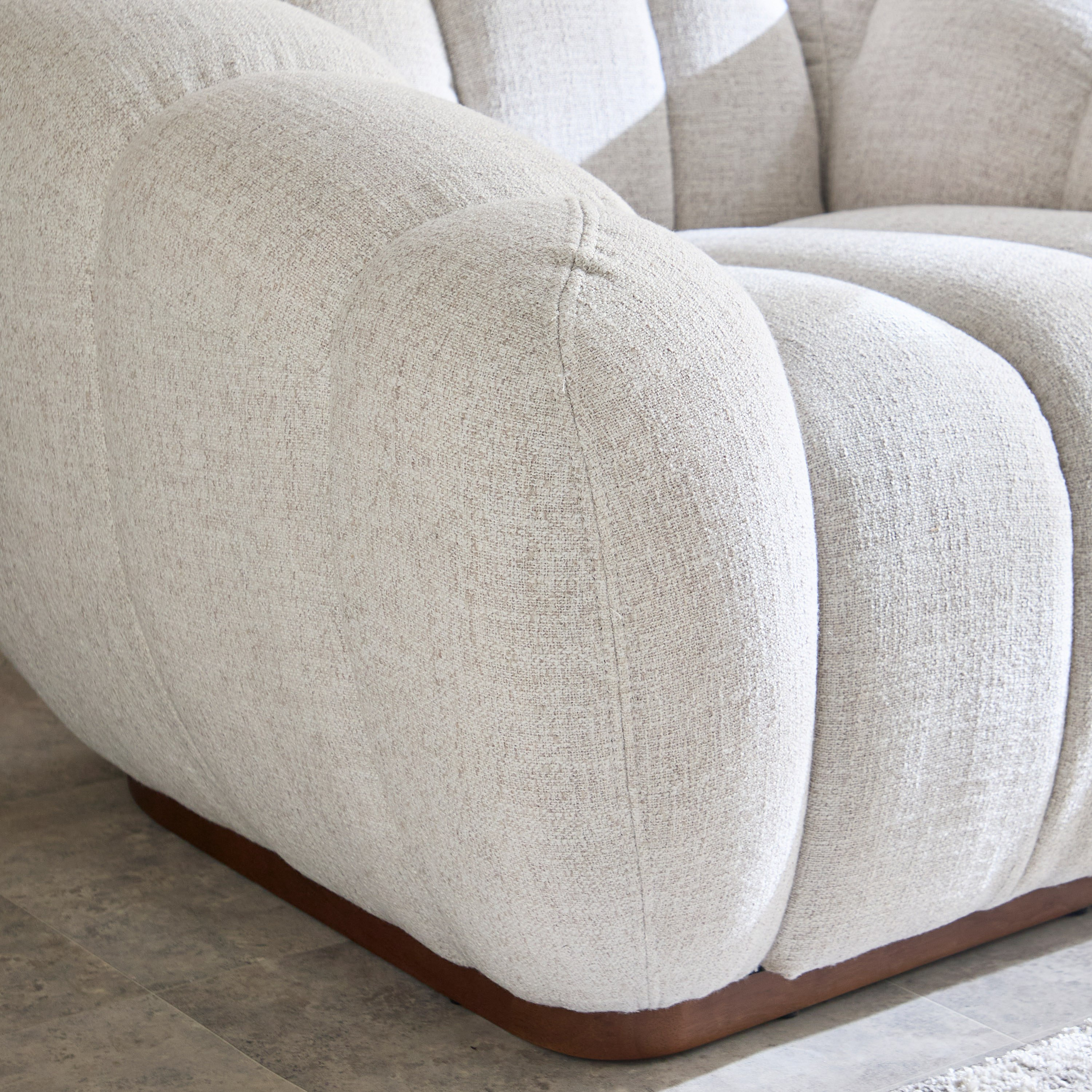 كرسي قماش بمساند ذراعين من أكرا-hbxlivingroom-sofasandarmchairs-sofas-image-5