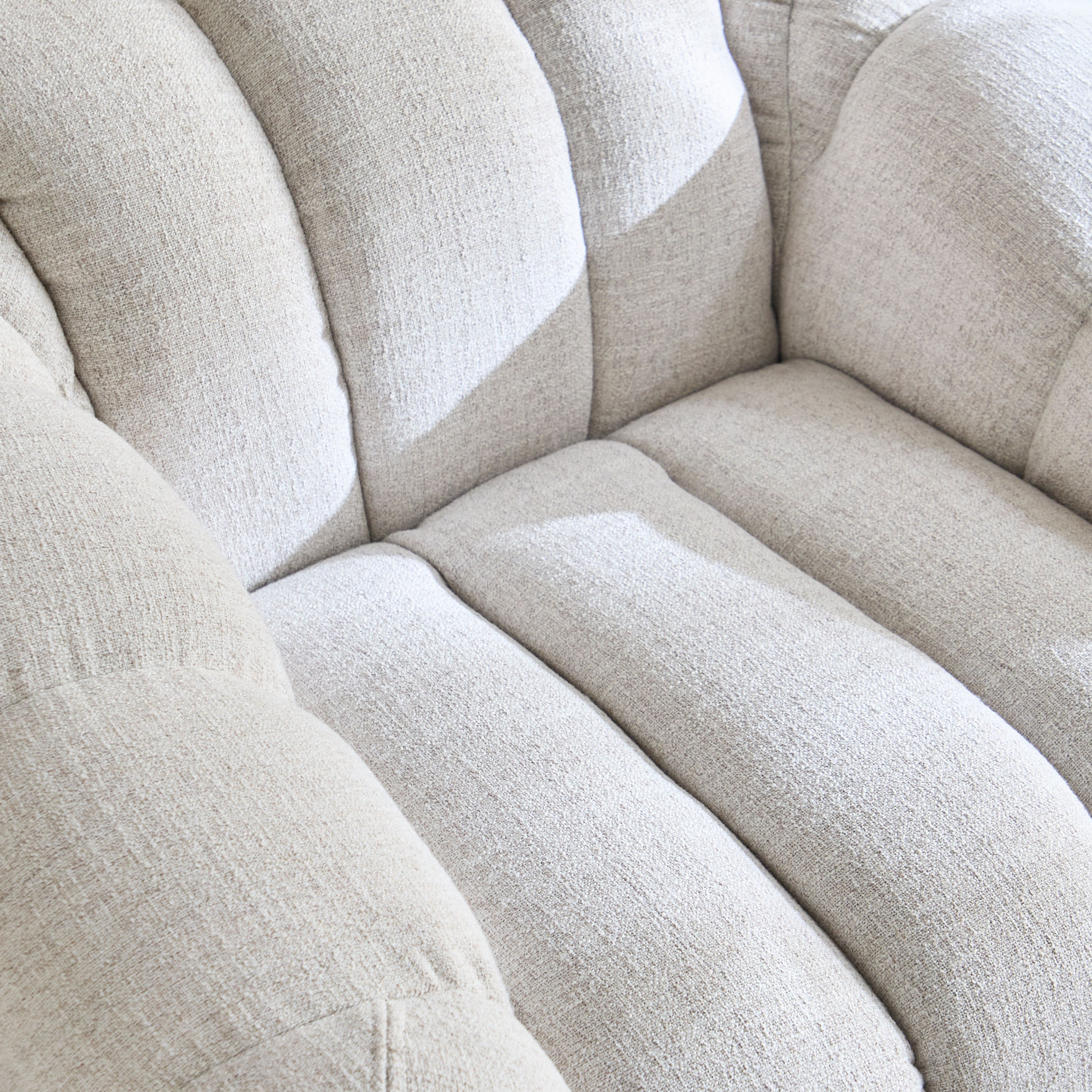كرسي قماش بمساند ذراعين من أكرا-hbxlivingroom-sofasandarmchairs-sofas-image-6