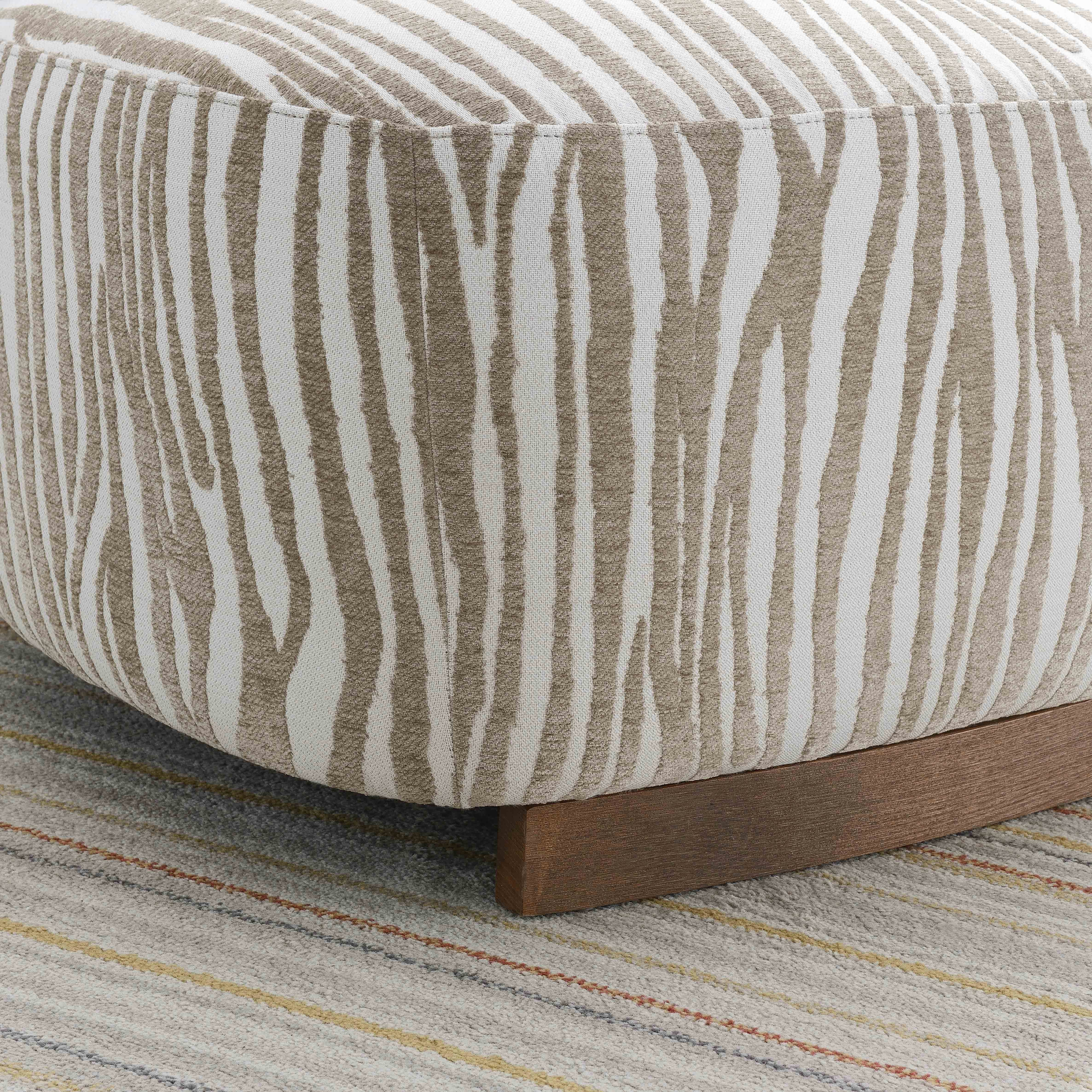كرسي زينة قماش من نابولي-hbxlivingroom-sofasandarmchairs-easychairs-image-5