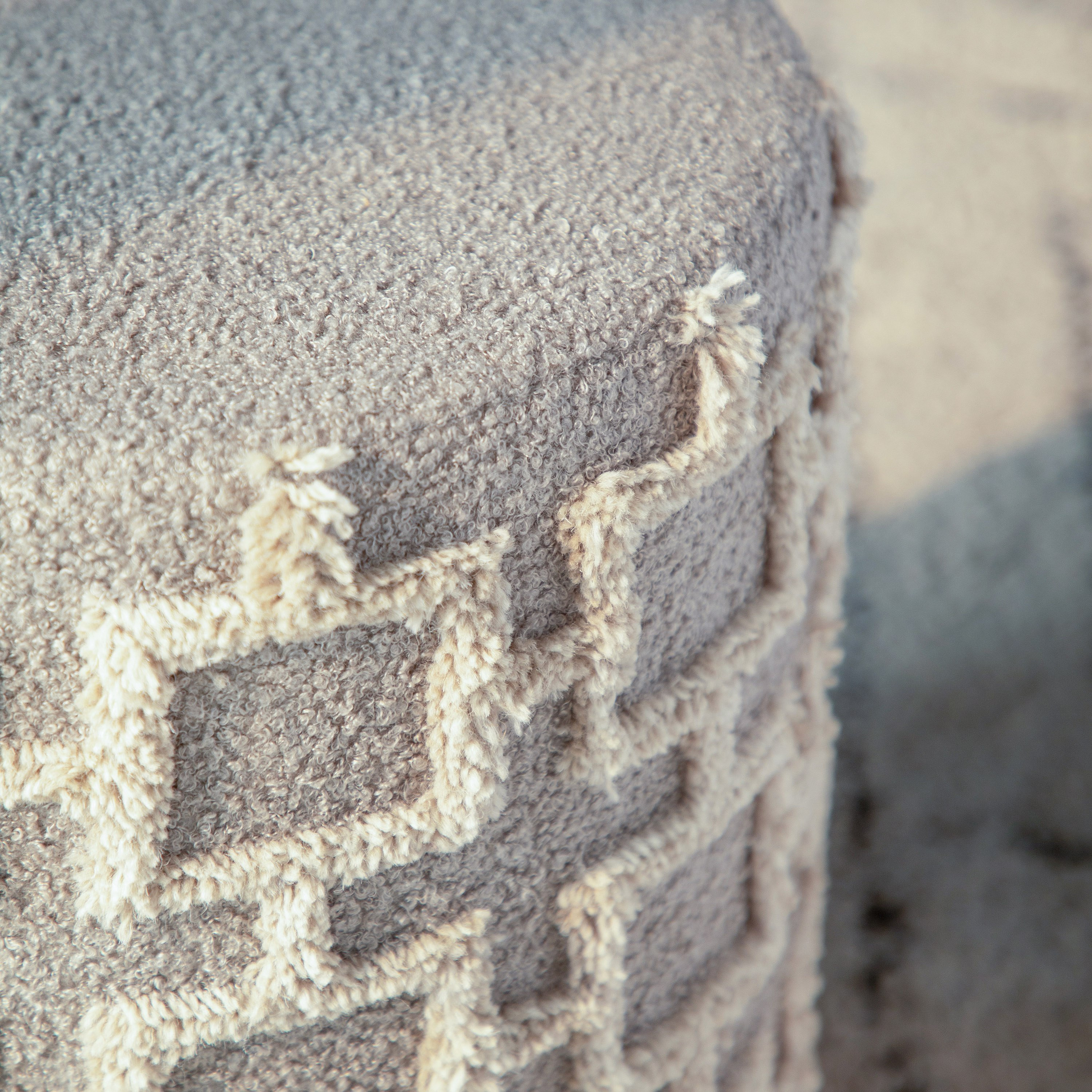 مقعد عثماني قماش من كالوم-hbxlivingroom-sofasandarmchairs-ottomansandfootstools-image-3