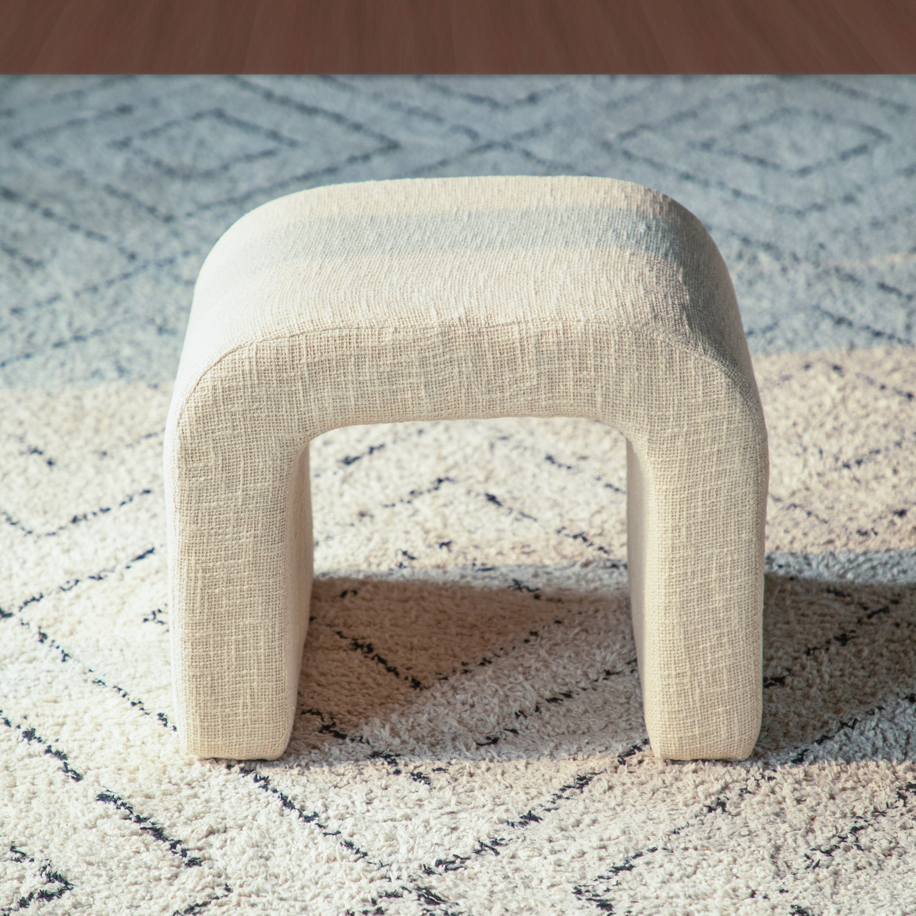 مقعد عثماني قماش من كورا-hbxlivingroom-sofasandarmchairs-ottomansandfootstools-image-2