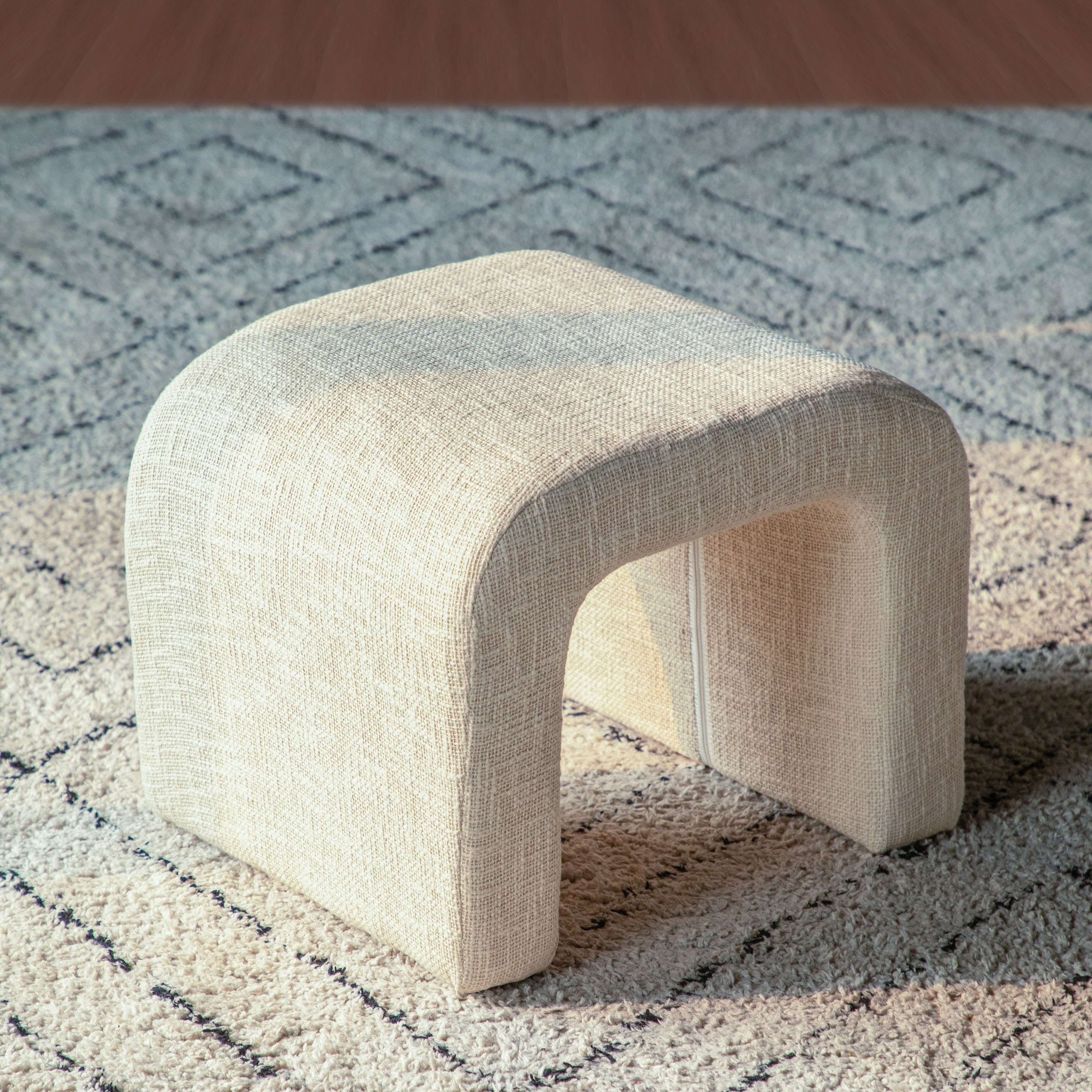 مقعد عثماني قماش من كورا-hbxlivingroom-sofasandarmchairs-ottomansandfootstools-image-3