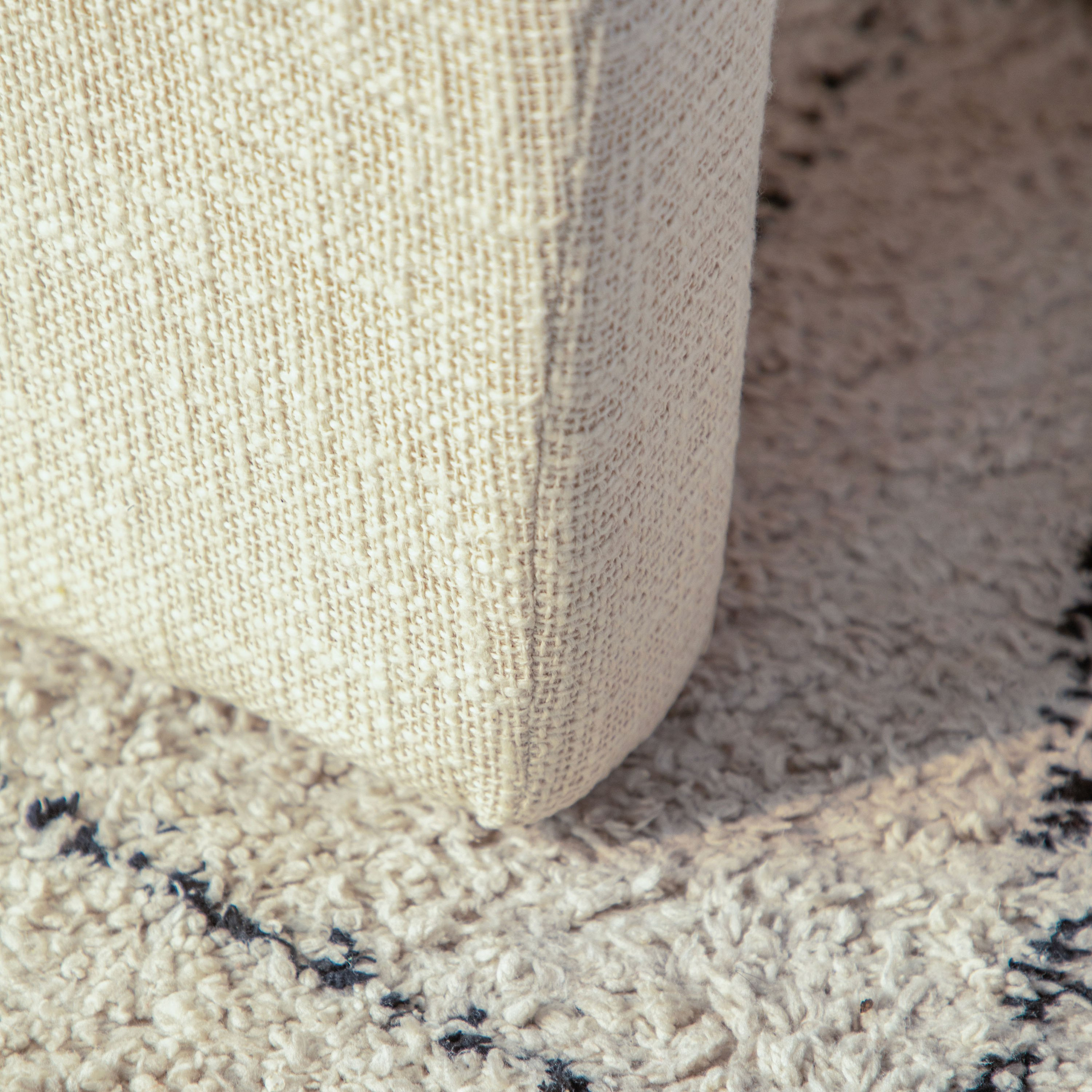 مقعد عثماني قماش من كورا-hbxlivingroom-sofasandarmchairs-ottomansandfootstools-image-5