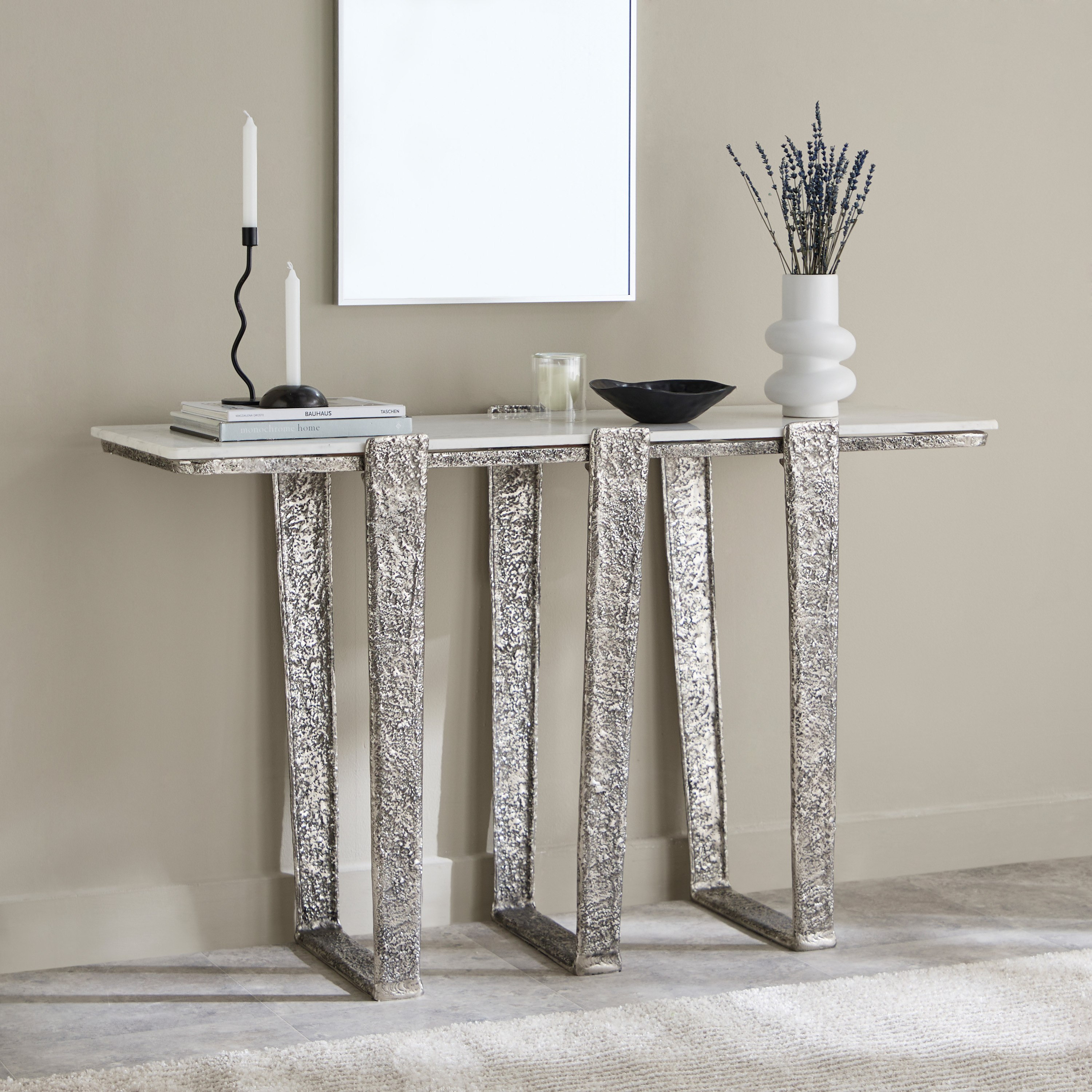 طاولة كونسول من الألومنيوم المصبوب بسطح من الرخام الأصلي - ستوي من فيندرا-hbxfurniture-tablesandstands-consoletables-image-1