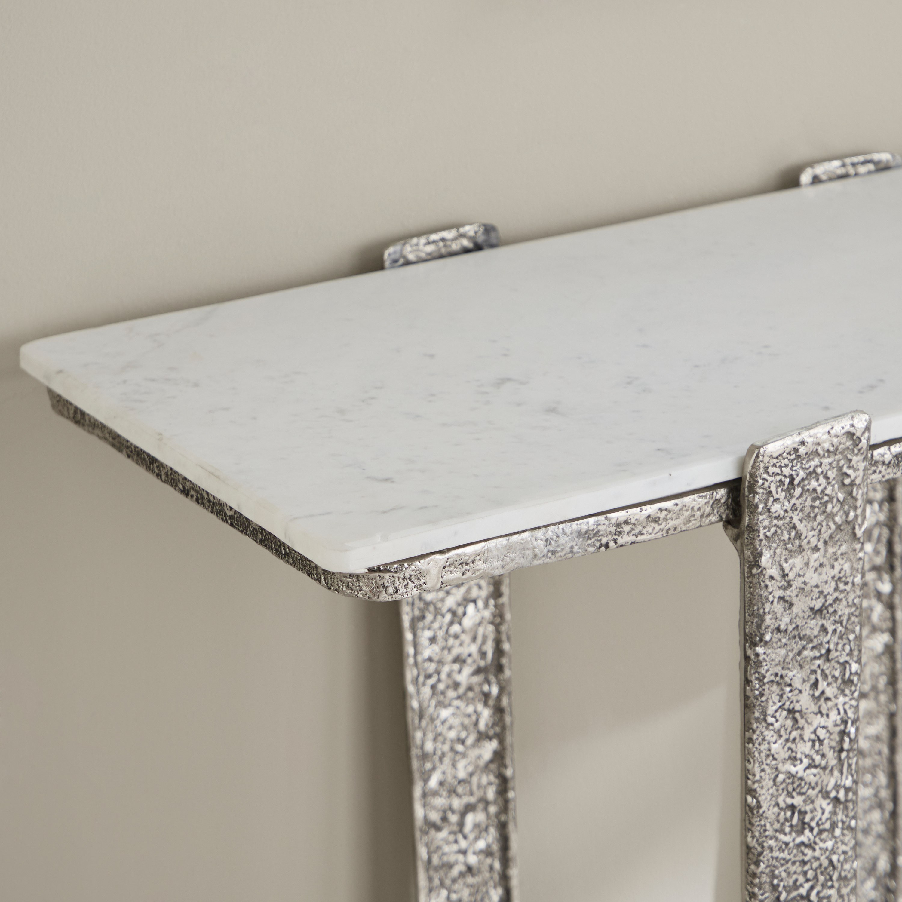 طاولة كونسول من الألومنيوم المصبوب بسطح من الرخام الأصلي - ستوي من فيندرا-hbxfurniture-tablesandstands-consoletables-image-3