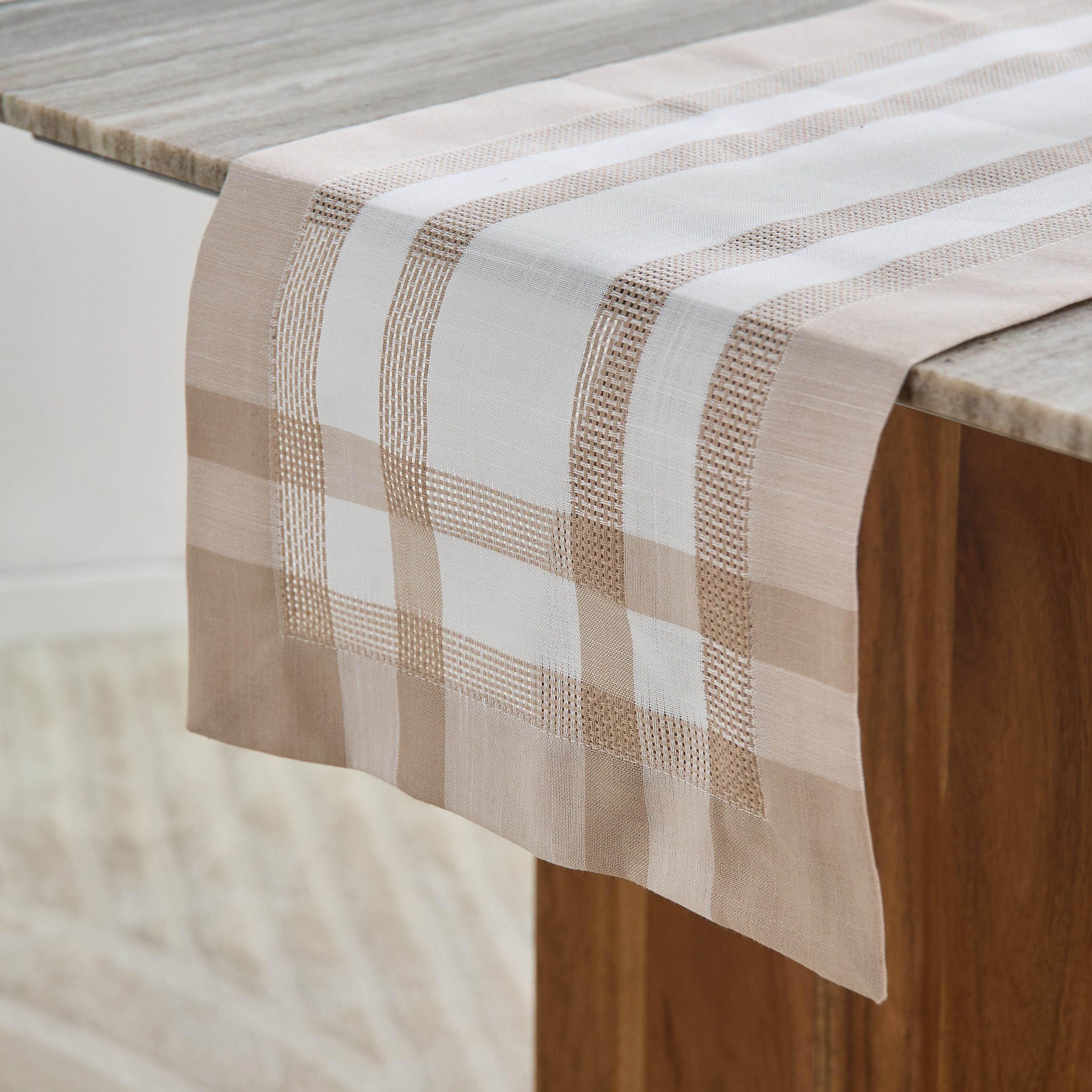 مفرش طاولة بمظهر الكتان من لاسيل - 33x120 سم-hbxdecorandfurnishings-homefurnishings-tablelinens-image-3