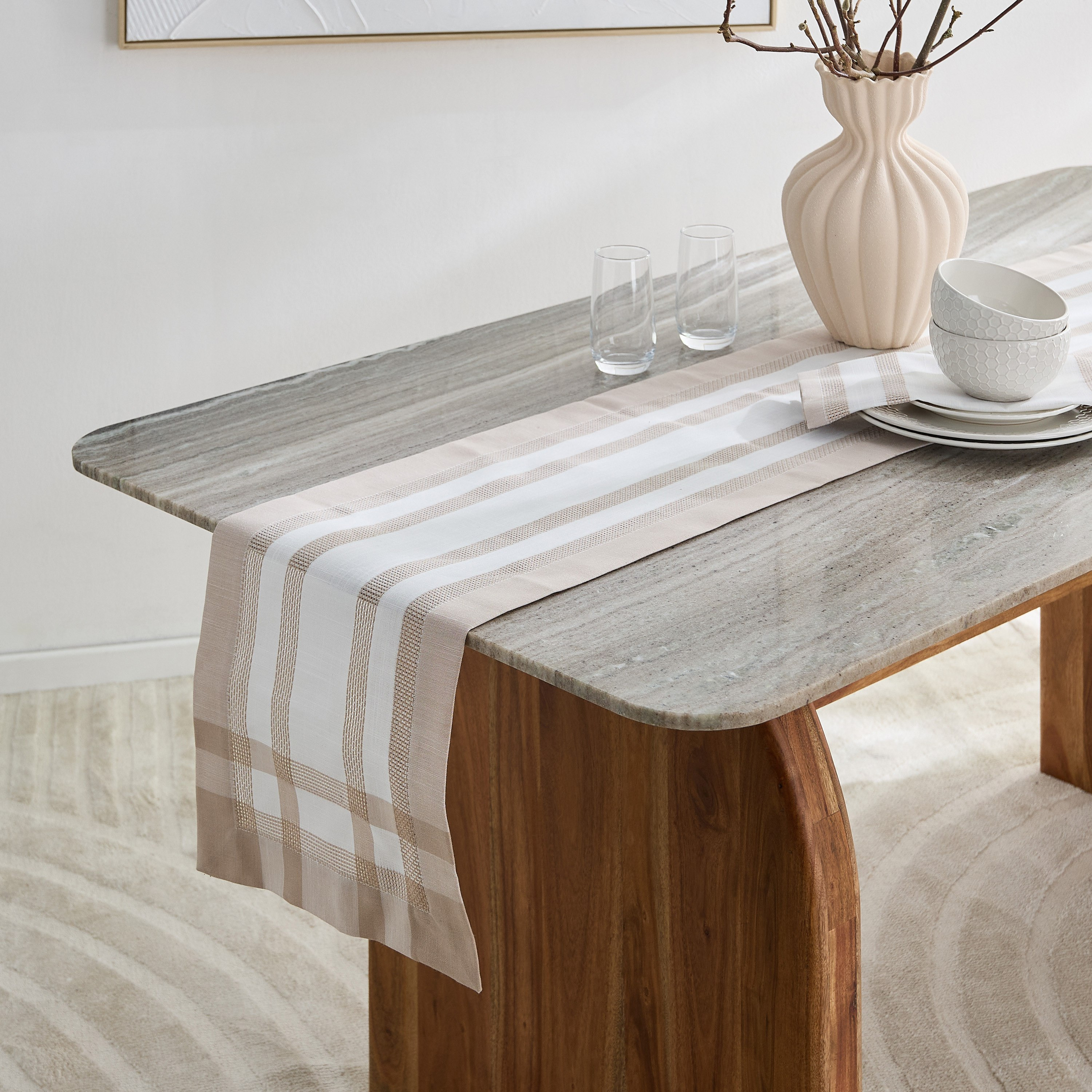 مفرش طاولة بمظهر كتان من لاسيل - 180x33 سم-hbxdecorandfurnishings-homefurnishings-tablelinens-image-1