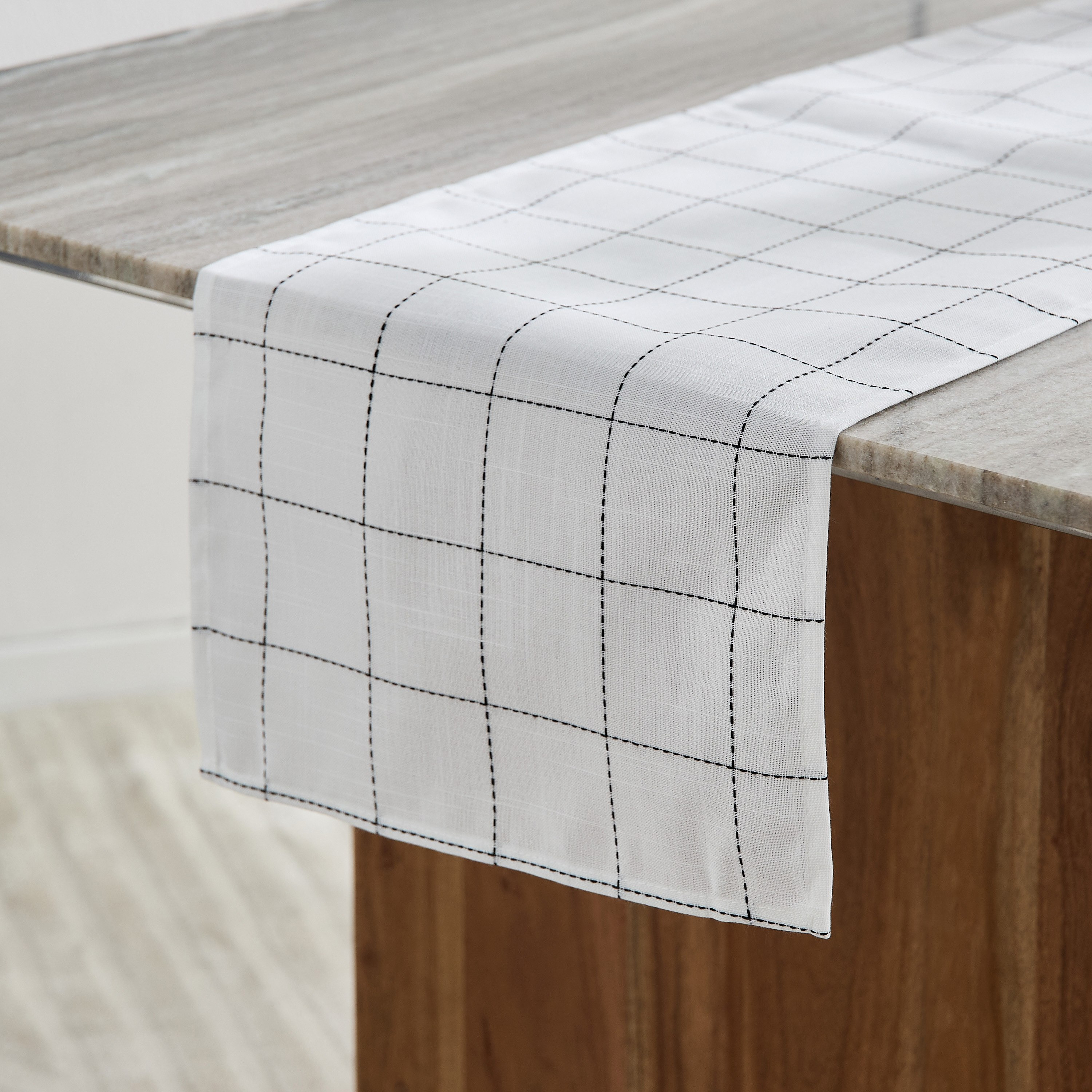 مفرش طاولة كاروهات من بلانكو - 33x120 سم-hbxdecorandfurnishings-homefurnishings-tablelinens-image-2