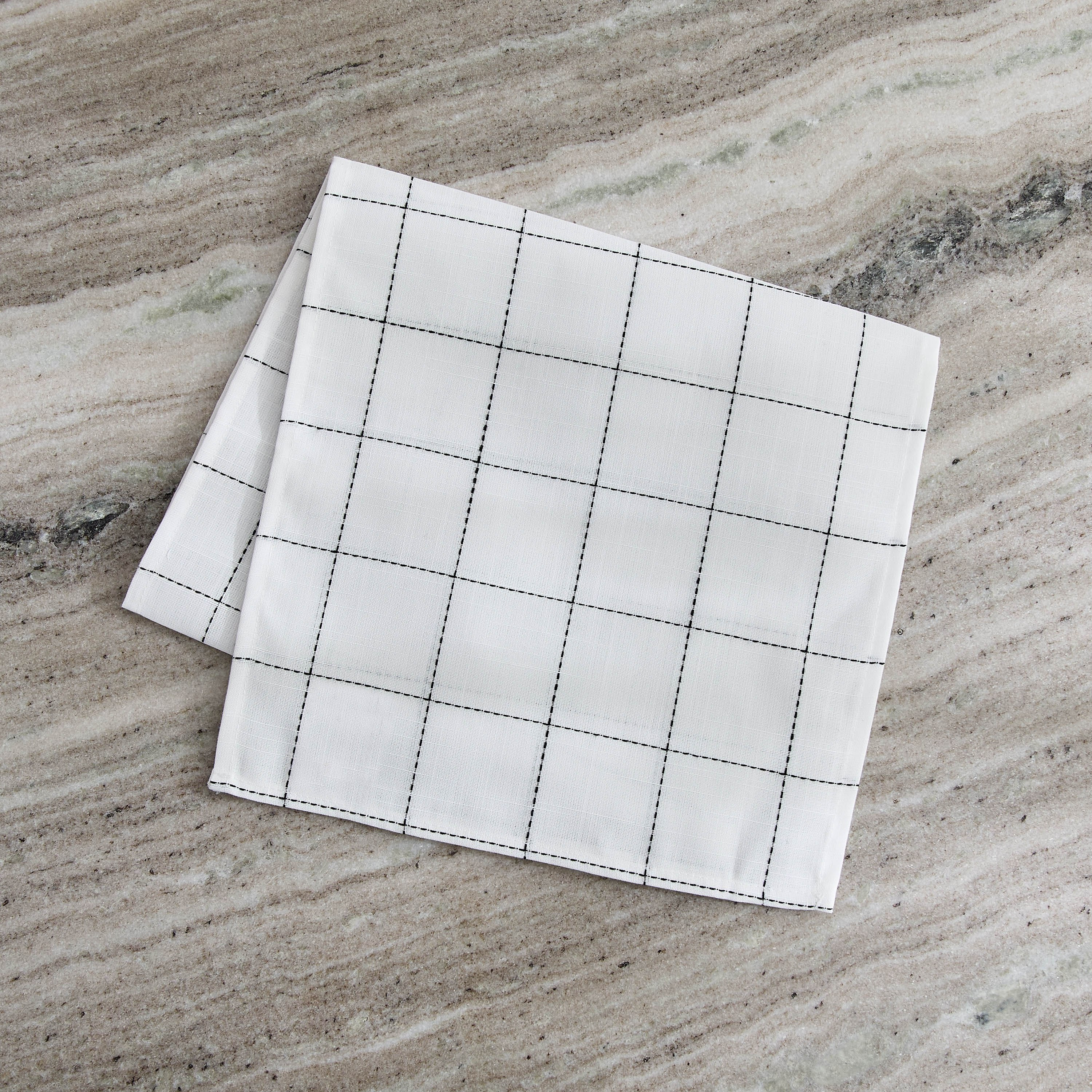 مفرش طاولة كاروهات من بلانكو - 33x120 سم-hbxdecorandfurnishings-homefurnishings-tablelinens-image-3