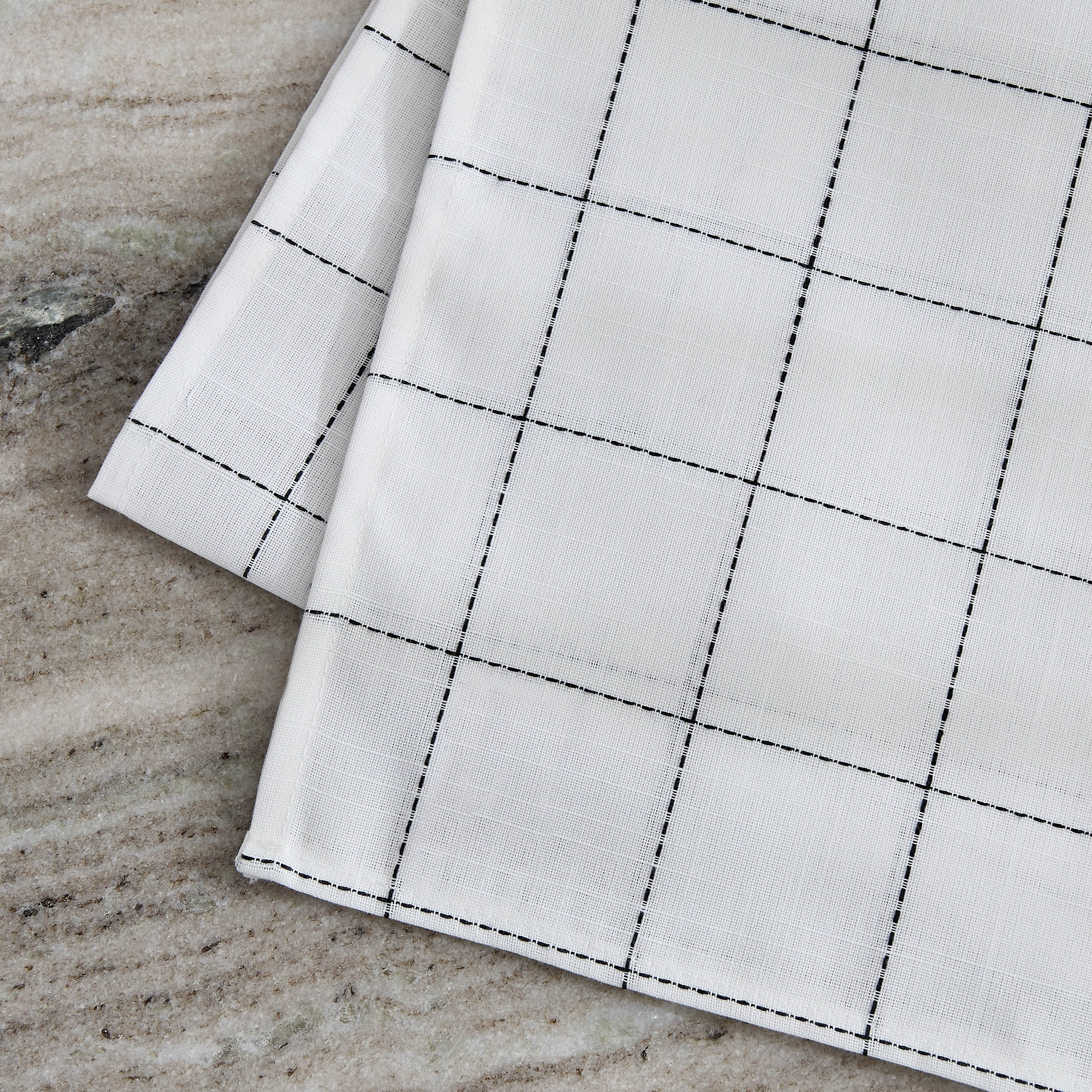 مفرش طاولة كاروهات من بلانكو - 33x120 سم-hbxdecorandfurnishings-homefurnishings-tablelinens-image-4