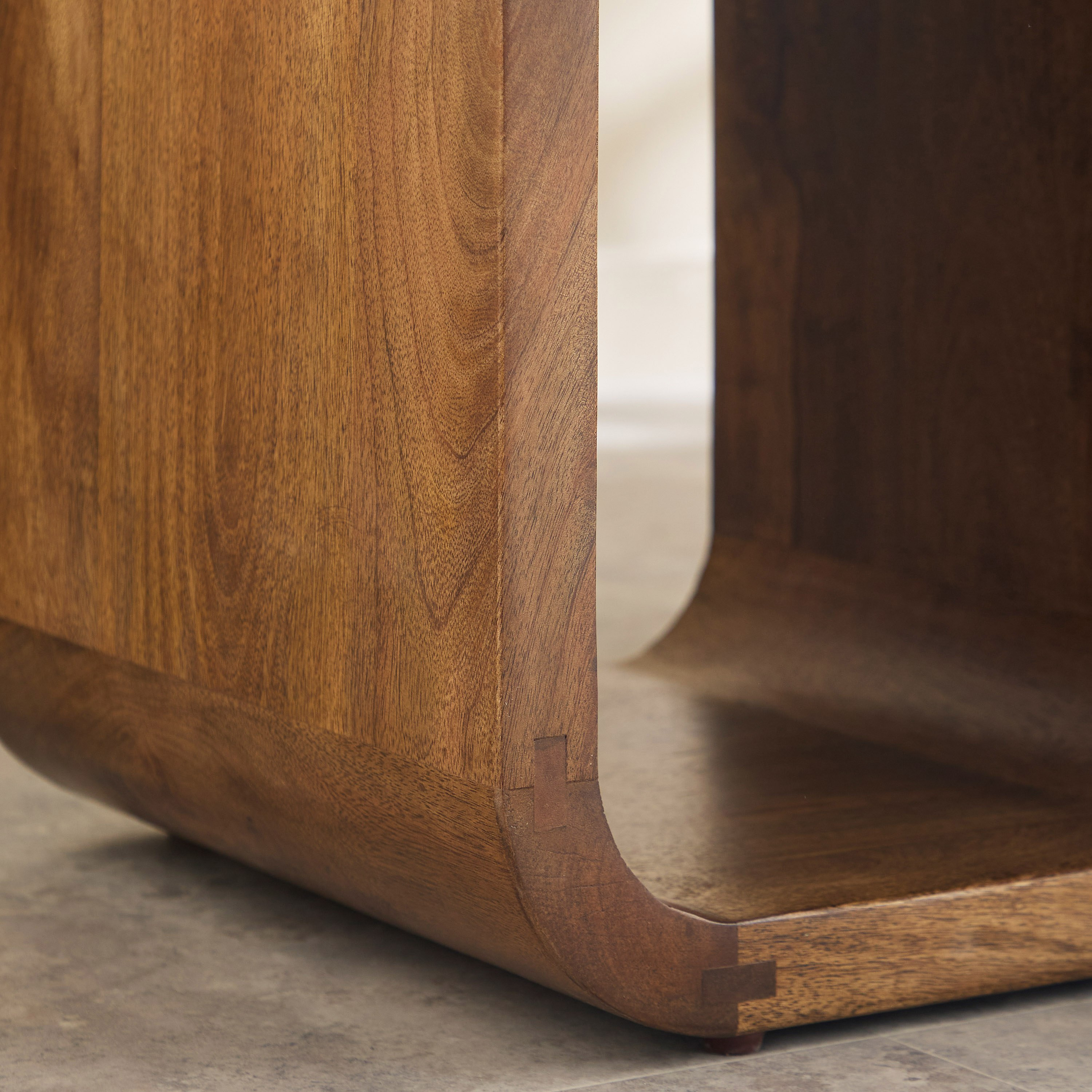 طاولة جانبية بسطح من الرخام الأصلي وقاعدة من الخشب الصلب - أشتون من كافون-PROMO_HB_UAE_THRESHOLD_Furniture_020426-image-5