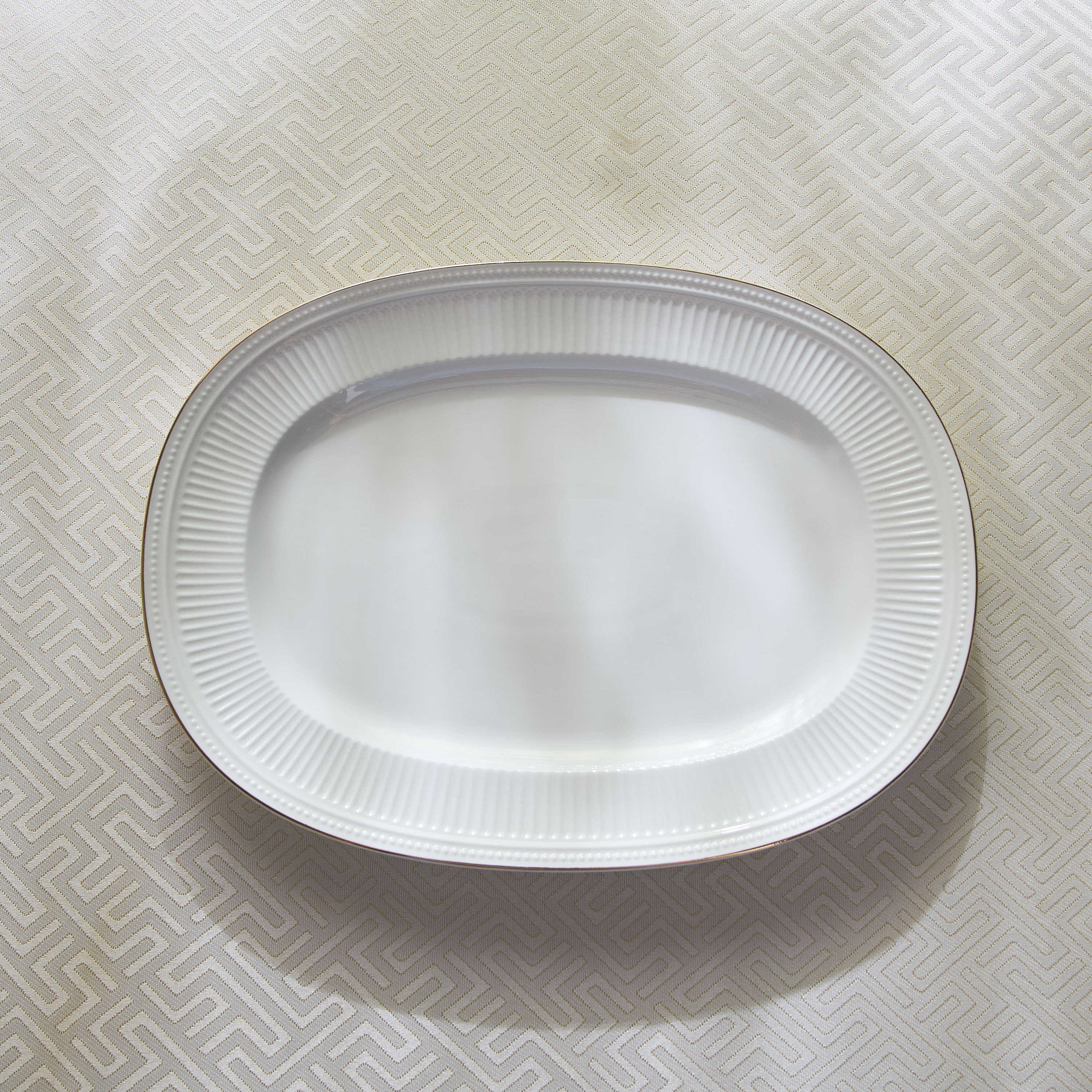 صحن تقديم بتفاصيل ذهبية منقوشة - 35 سم-hbxdecorandfurnishings-tabletop-crockery-image-2