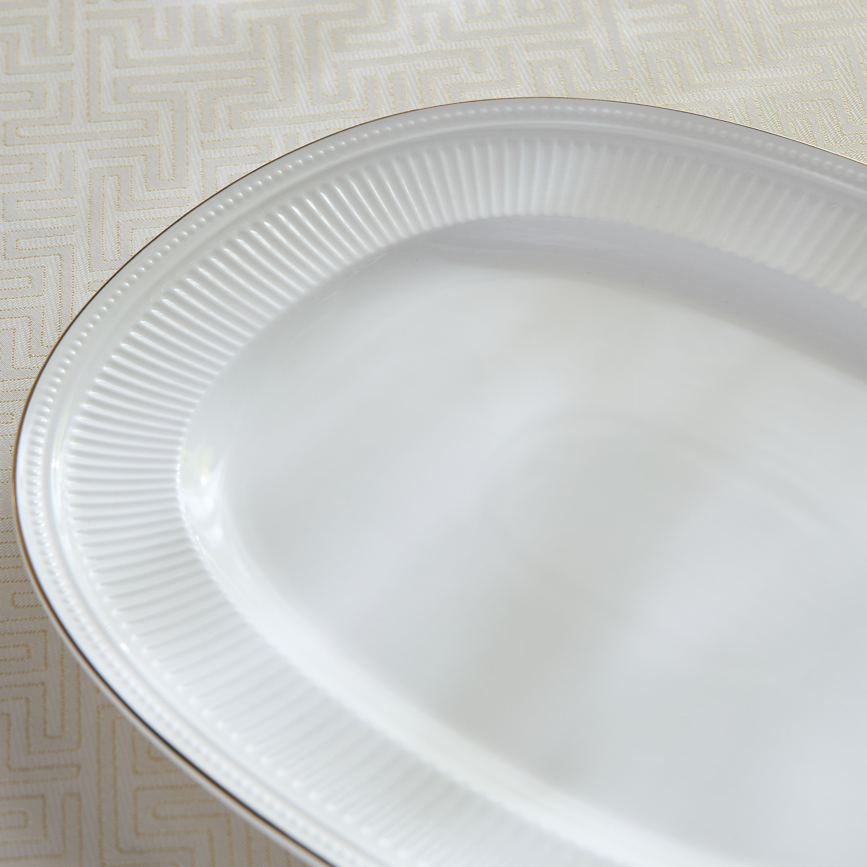 صحن تقديم بتفاصيل ذهبية منقوشة - 35 سم-hbxdecorandfurnishings-tabletop-crockery-image-3