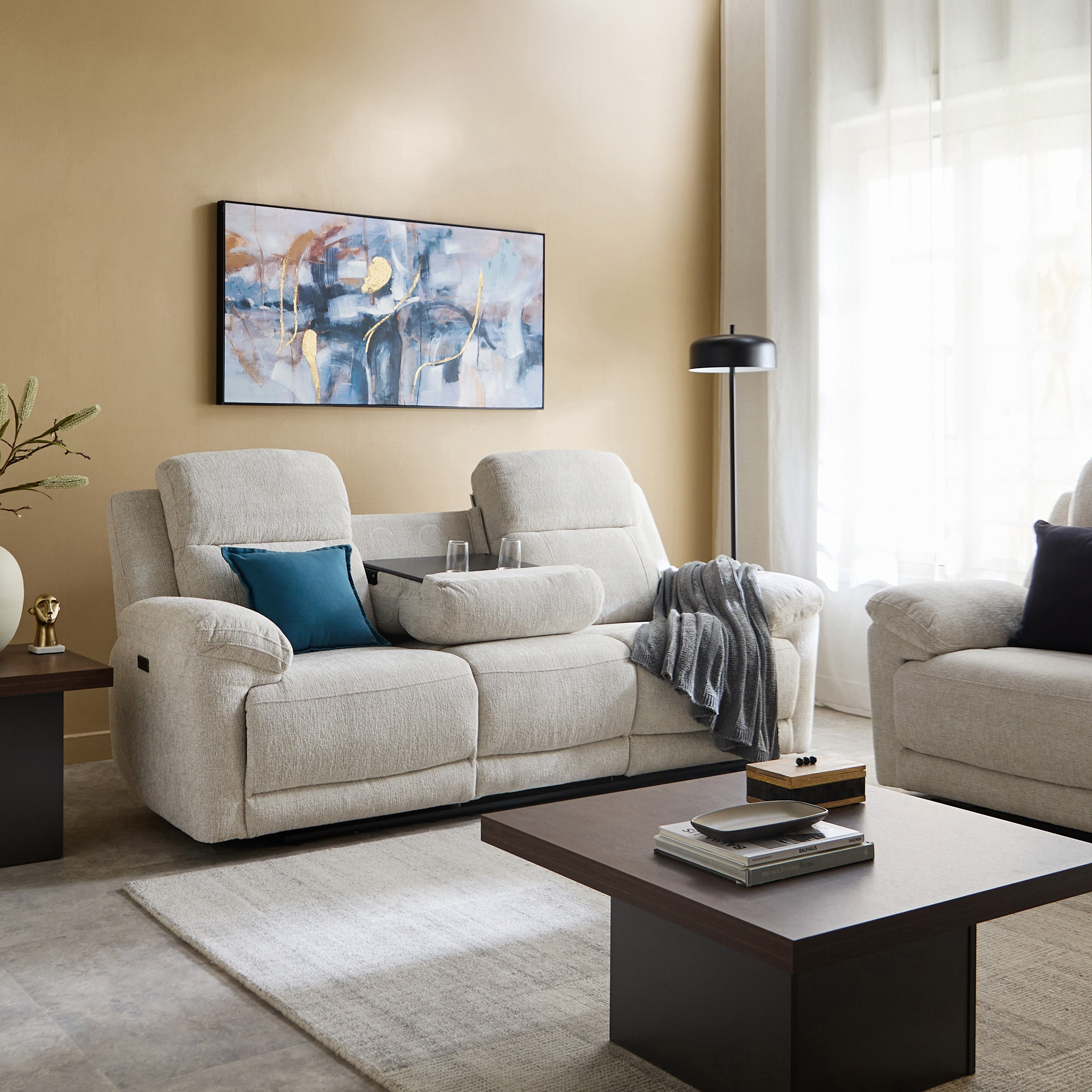 كنبة قماش بثلاثة مقاعد مع مسند قابل للطي وحاملين للأكواب من هارفارد باور-hbxlivingroom-sofasandarmchairs-sofas-image-12