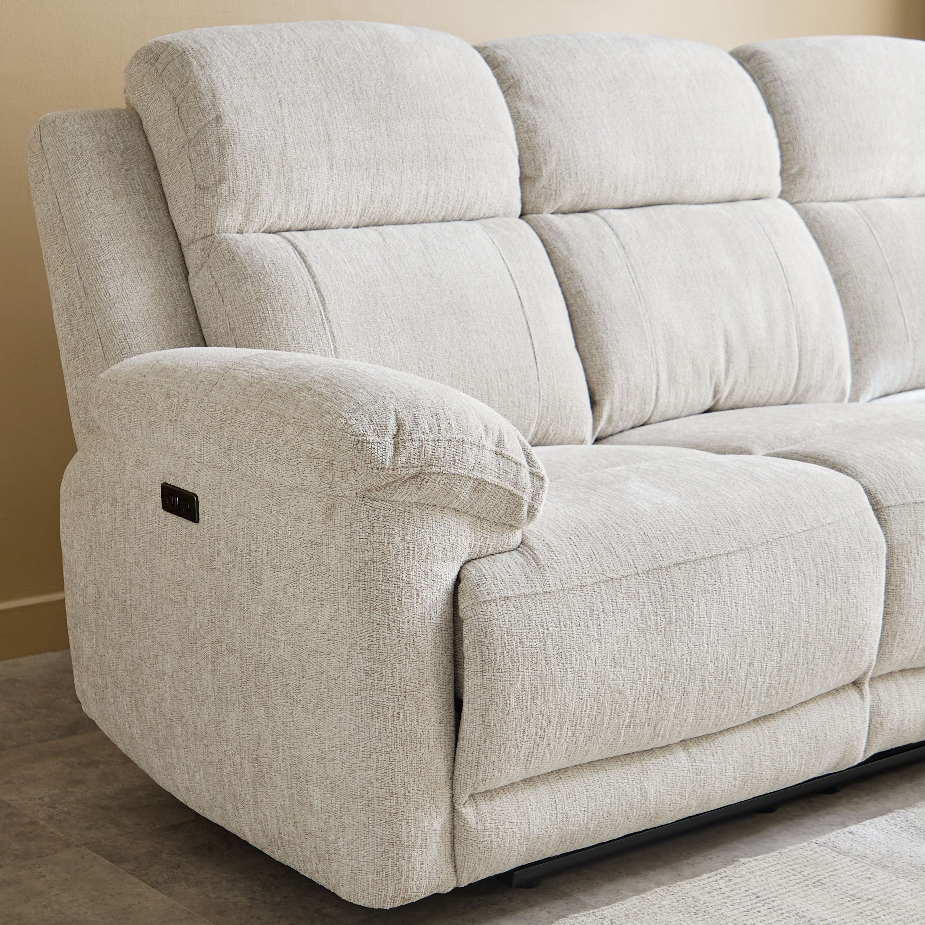 كنبة قماش بثلاثة مقاعد مع مسند قابل للطي وحاملين للأكواب من هارفارد باور-hbxlivingroom-sofasandarmchairs-sofas-image-7