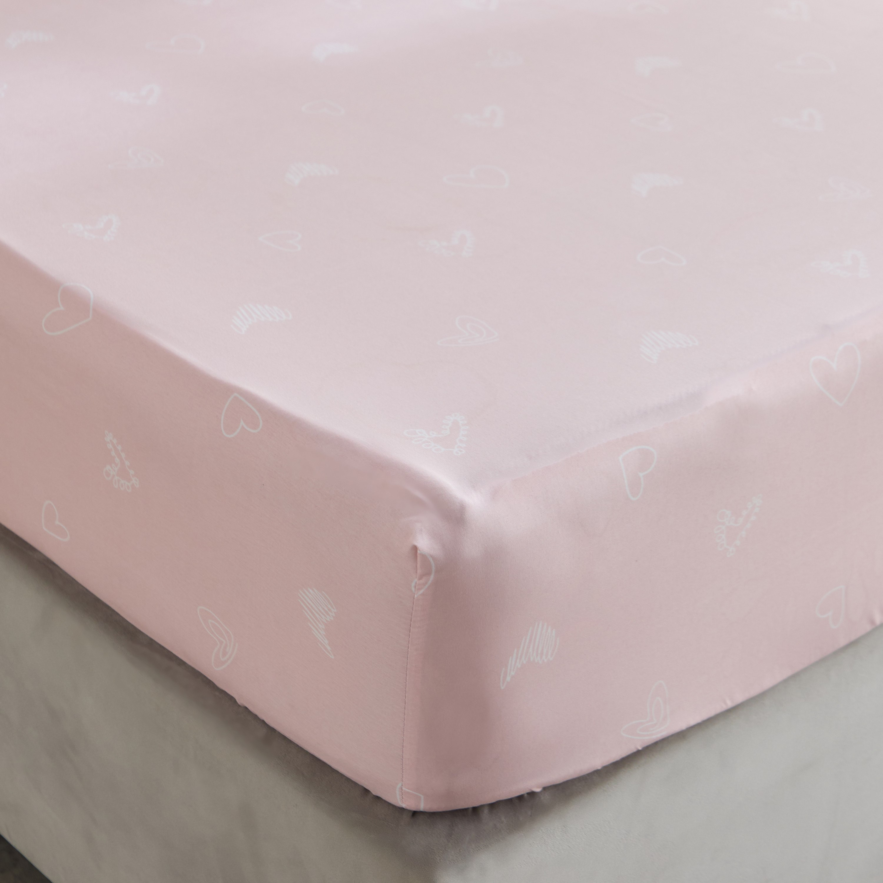 شرشف مطاطي فردي من الألياف الدقيقة بتصميم قلوب من نورا - 90x190+20 سم-hbxhomeware-hbxbedroom-image-1