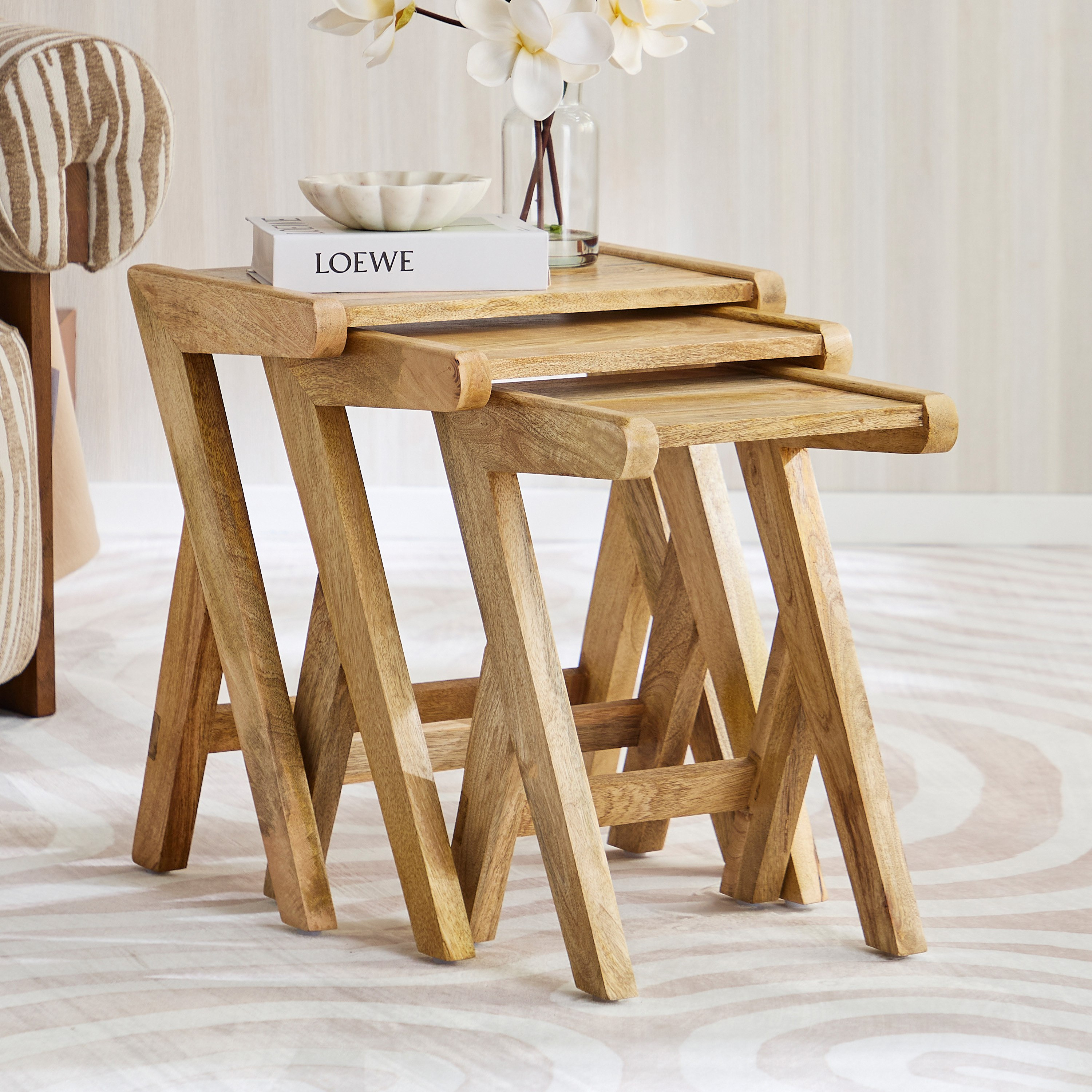 طقم طاولات متداخلة 3 قطع من الخشب الصلب - ليفي من فيندرا-hbxfurniture-livingroom-nestingtables-image-1